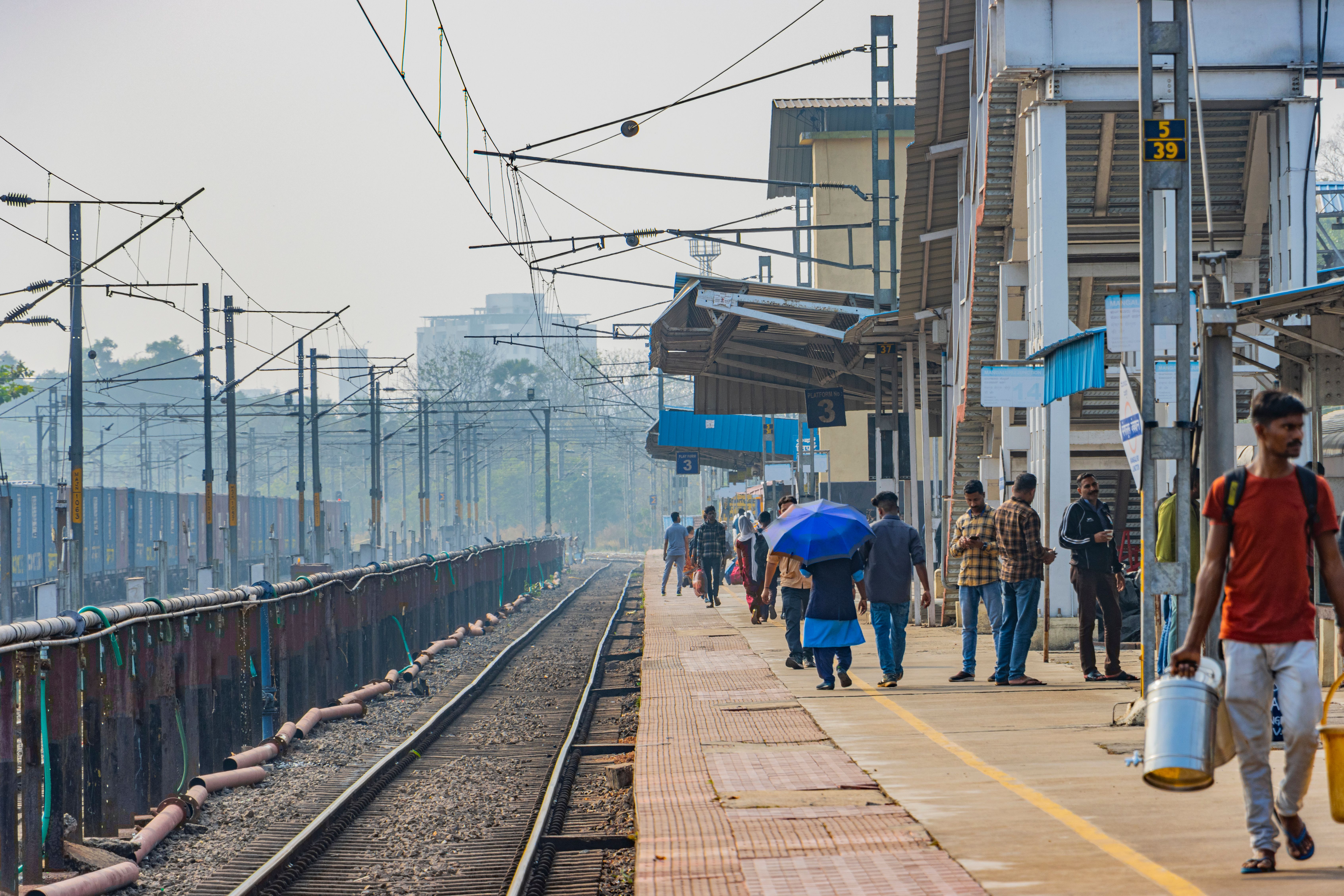 ingyenes Utasok és vonatok Mangaluru állomáson, Karnataka, India. Stockfotó