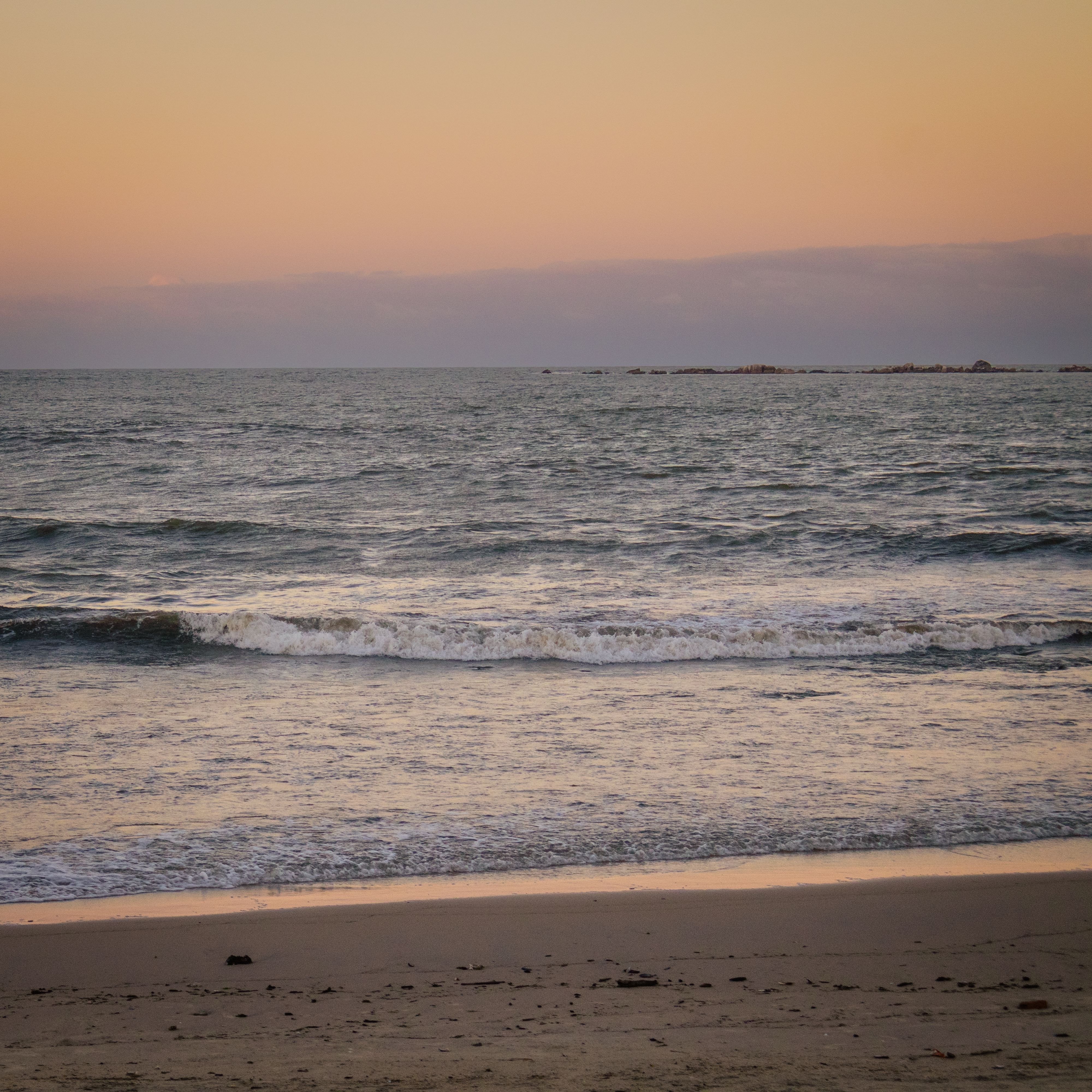 Serene Sunset Over Tranquil Ocean Waves · Free Stock Photo