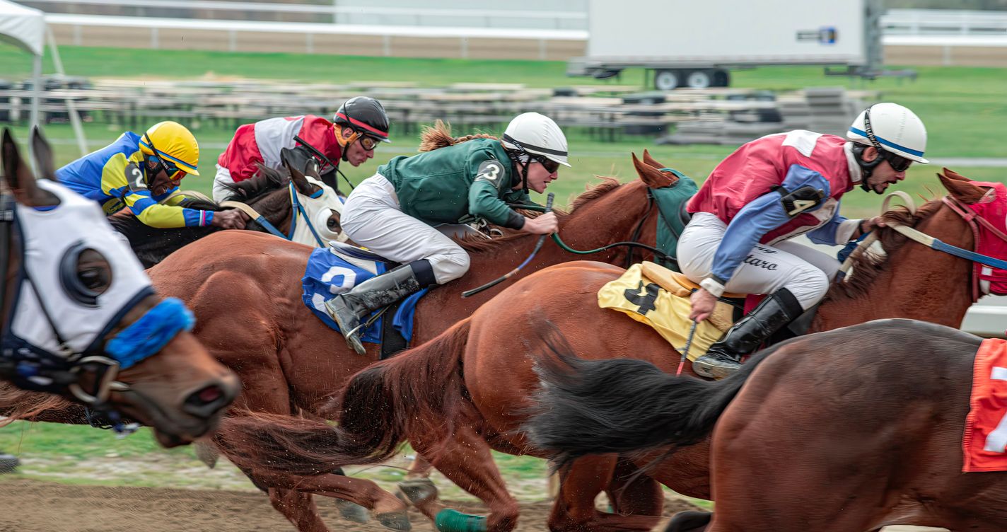 Chevaux de course au galop, jockeys en pleine action sur la piste