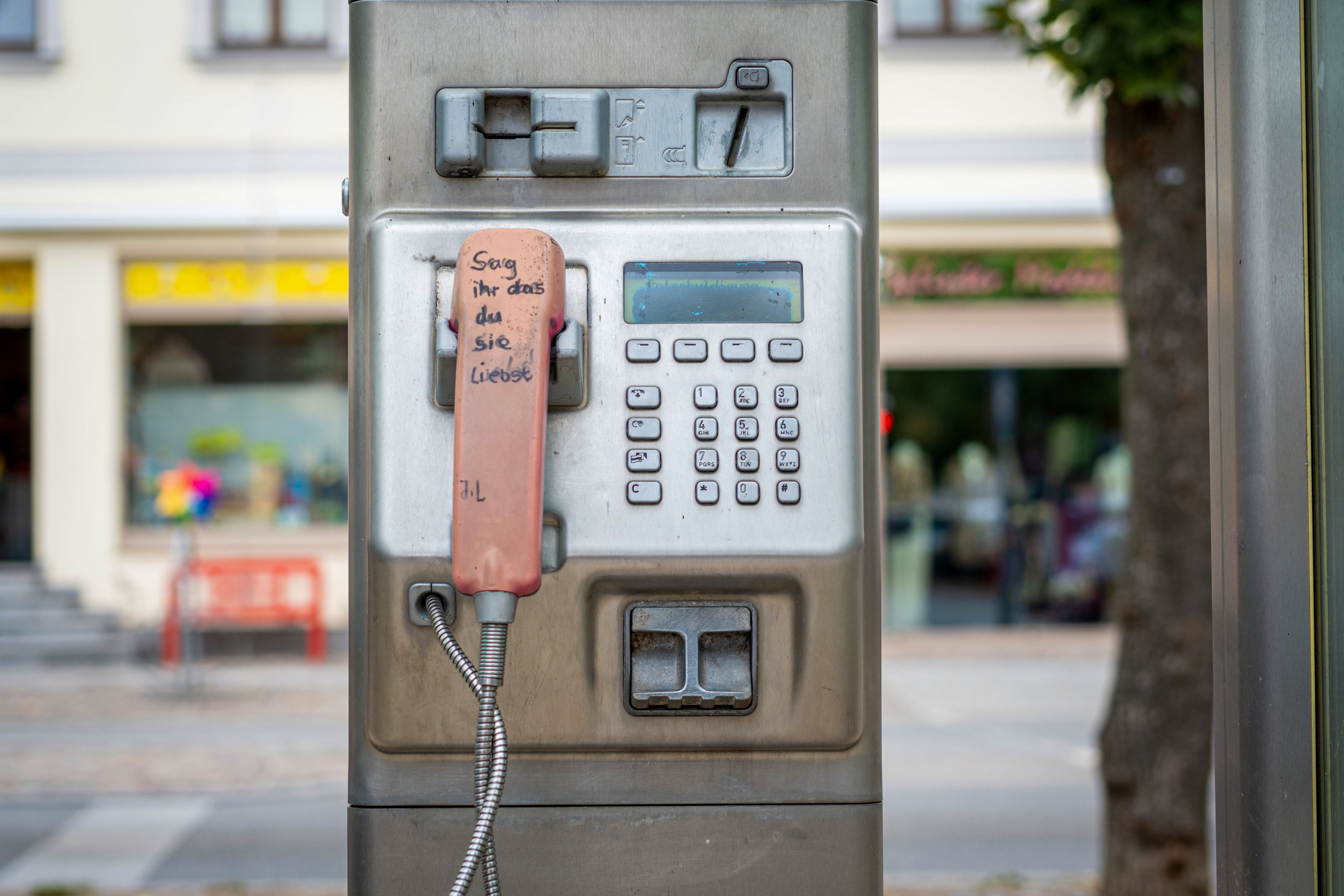 Telepon Umum Luar Ruangan Dengan Pesan Di Gagang Telepon · Foto Stok Gratis