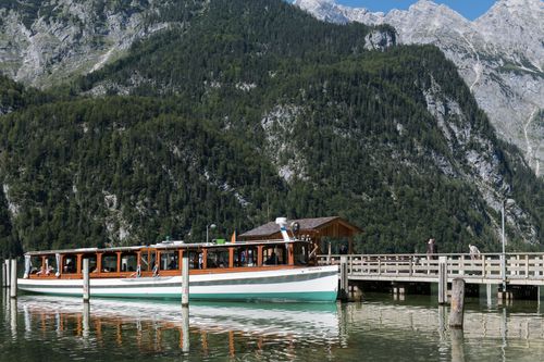 Free Experience the tranquil beauty of Königssee with a historic ferry against the Bavarian Alps backdrop. Stock Photo