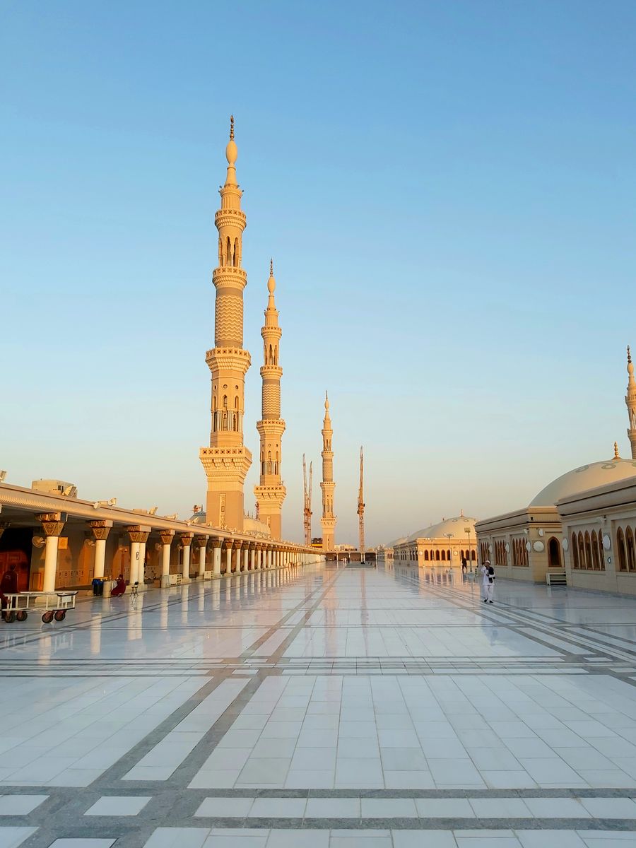 Laman dan menara Masjid Nabawi di Madinah ketika matahari terbit