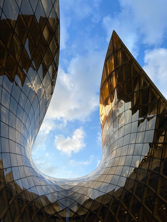 Modern Skyscraper Reflection in Urban Setting · Free Stock Photo