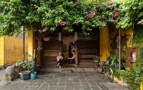 Free Quaint street view in Hội An with lush greenery and historic charm. Stock Photo