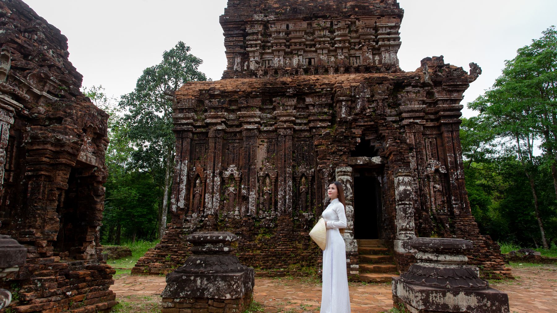 Người phụ nữ mặc áo dài truyền thống tại Thánh địa Mỹ Sơn, Quảng Nam.