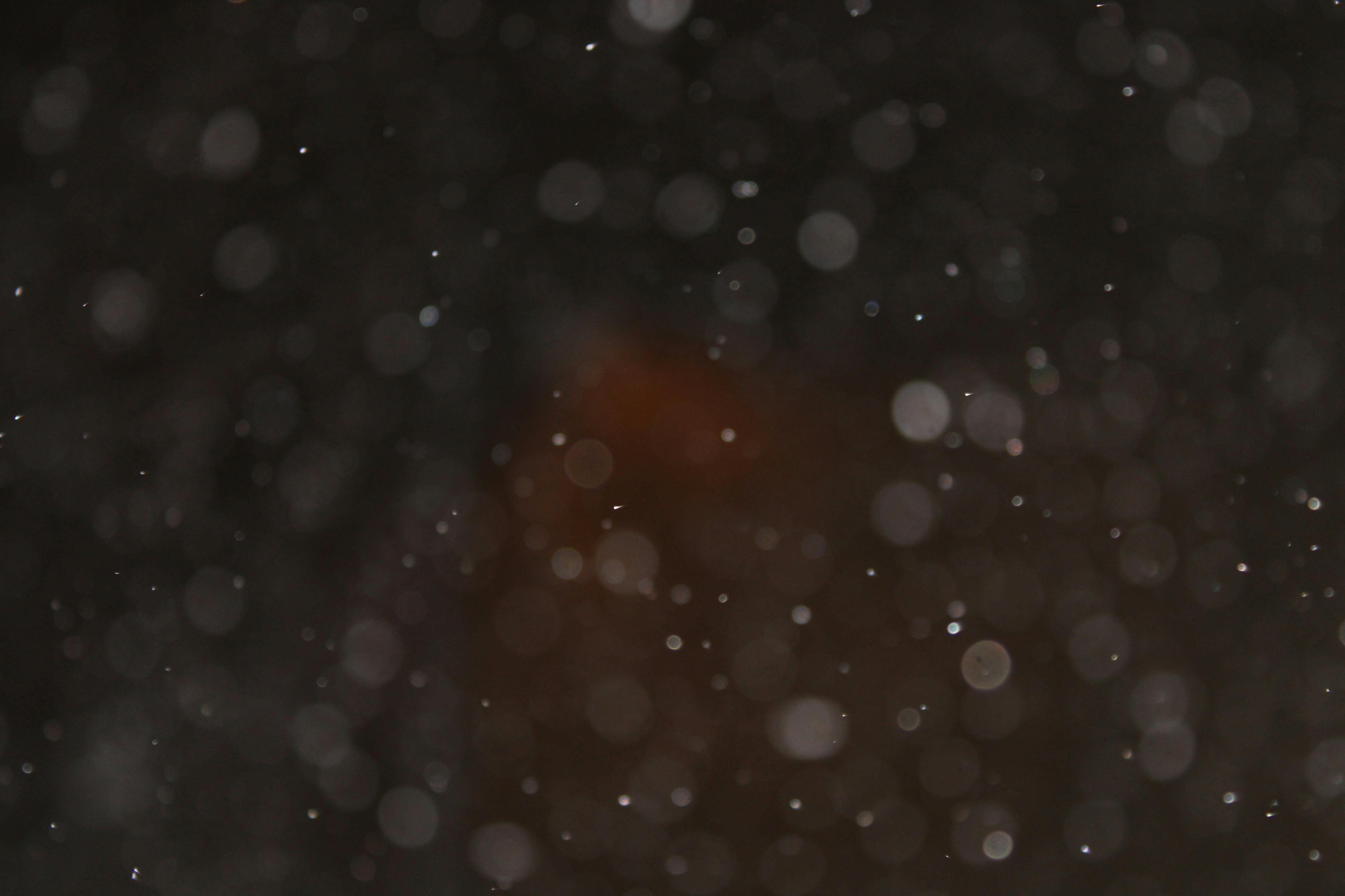 grátis Imagem abstrata de luzes bokeh desfocadas contra um fundo escuro. Foto profissional