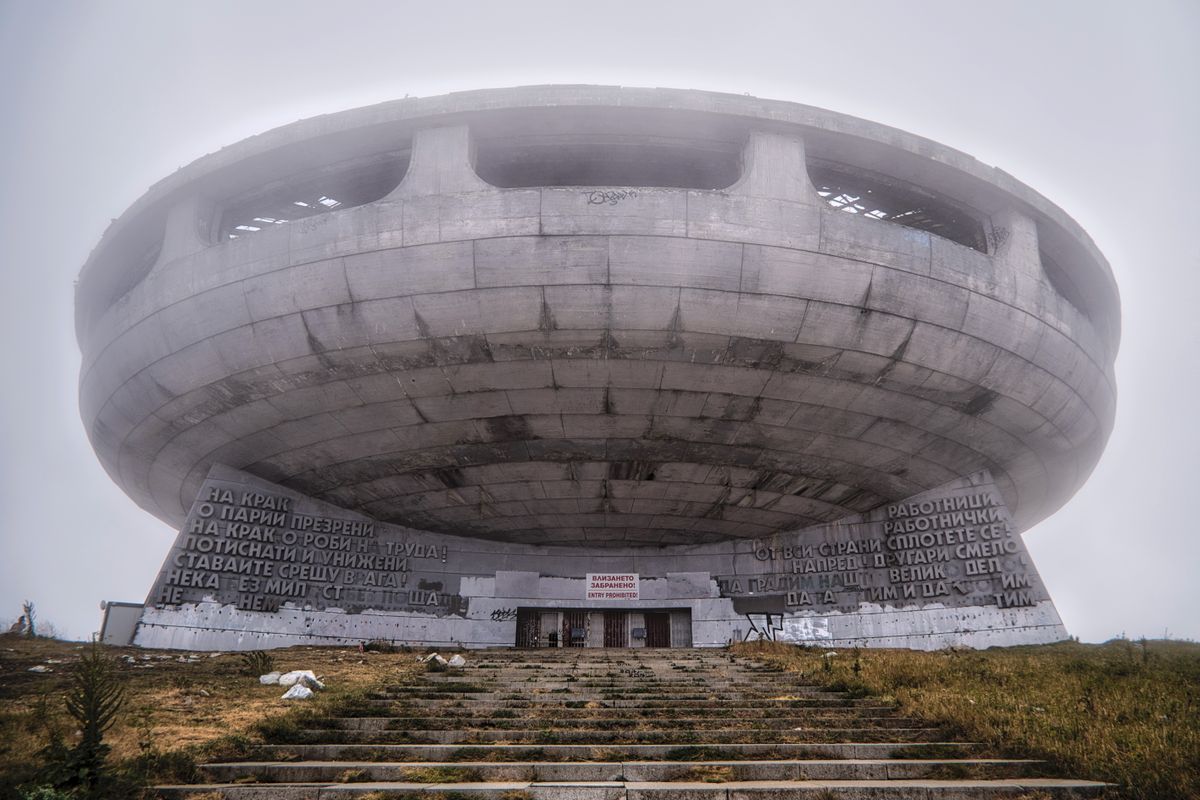 Monumentul Buzludzha din Bulgaria, învăluit în ceață