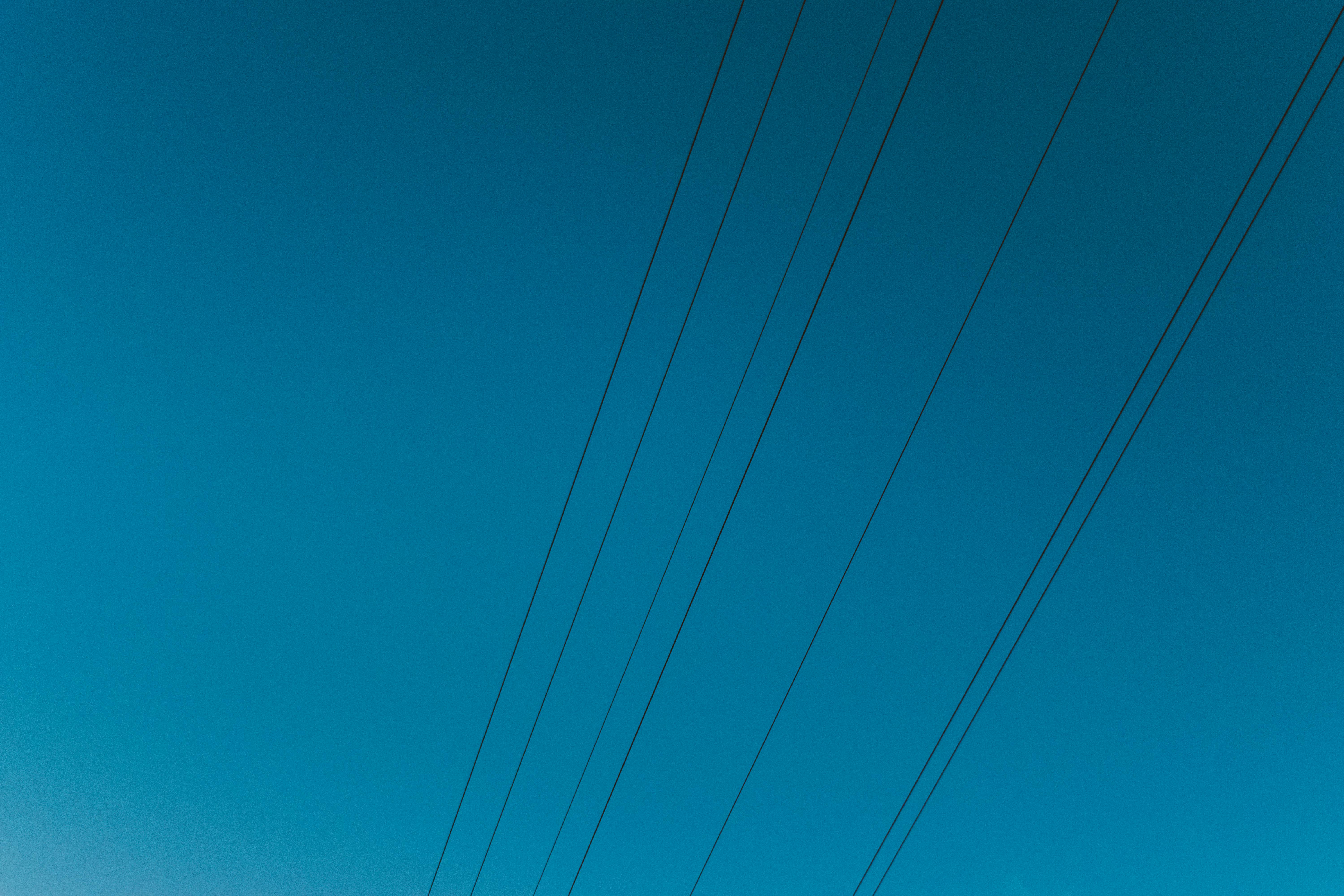 Gratuit Linii Electrice Pe Cerul Albastru Profund Fotografie de stoc