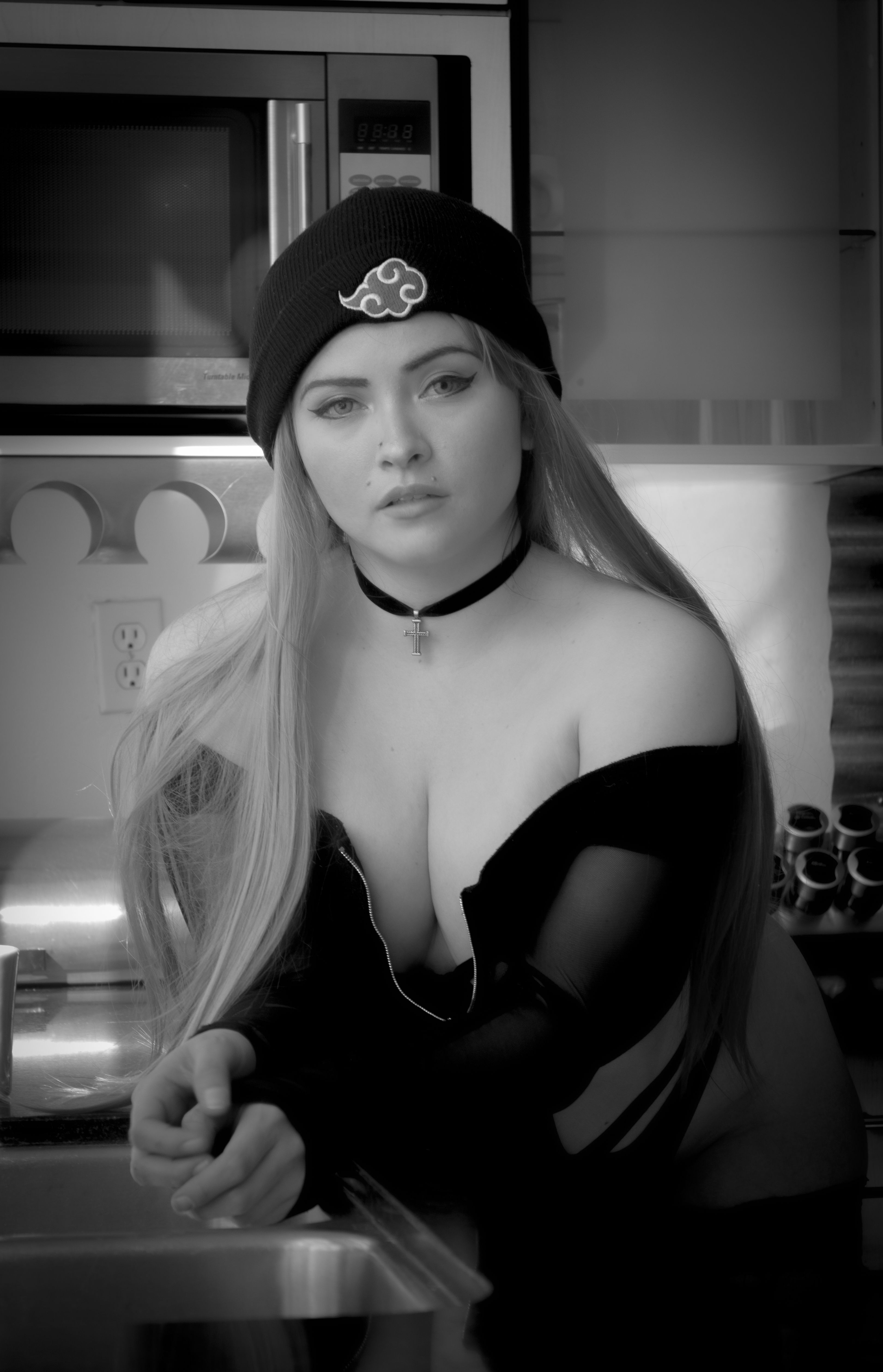 Fotomural Retrato artístico en blanco y negro que presenta a una mujer con atuendo moderno en un interior, con un tono clásico y melancólico.