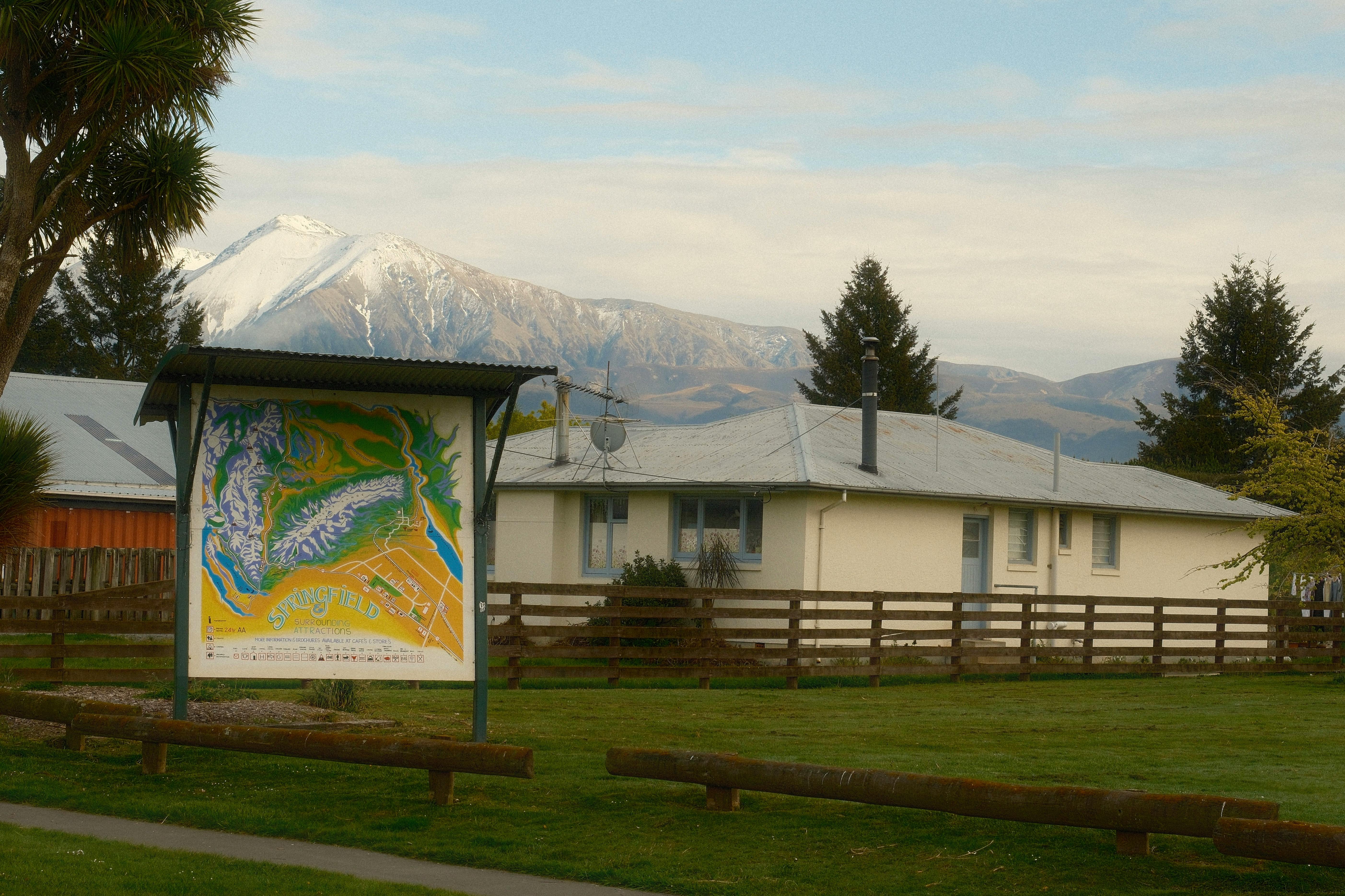 Springfield Village with Mountain Backdrop · Free Stock Photo