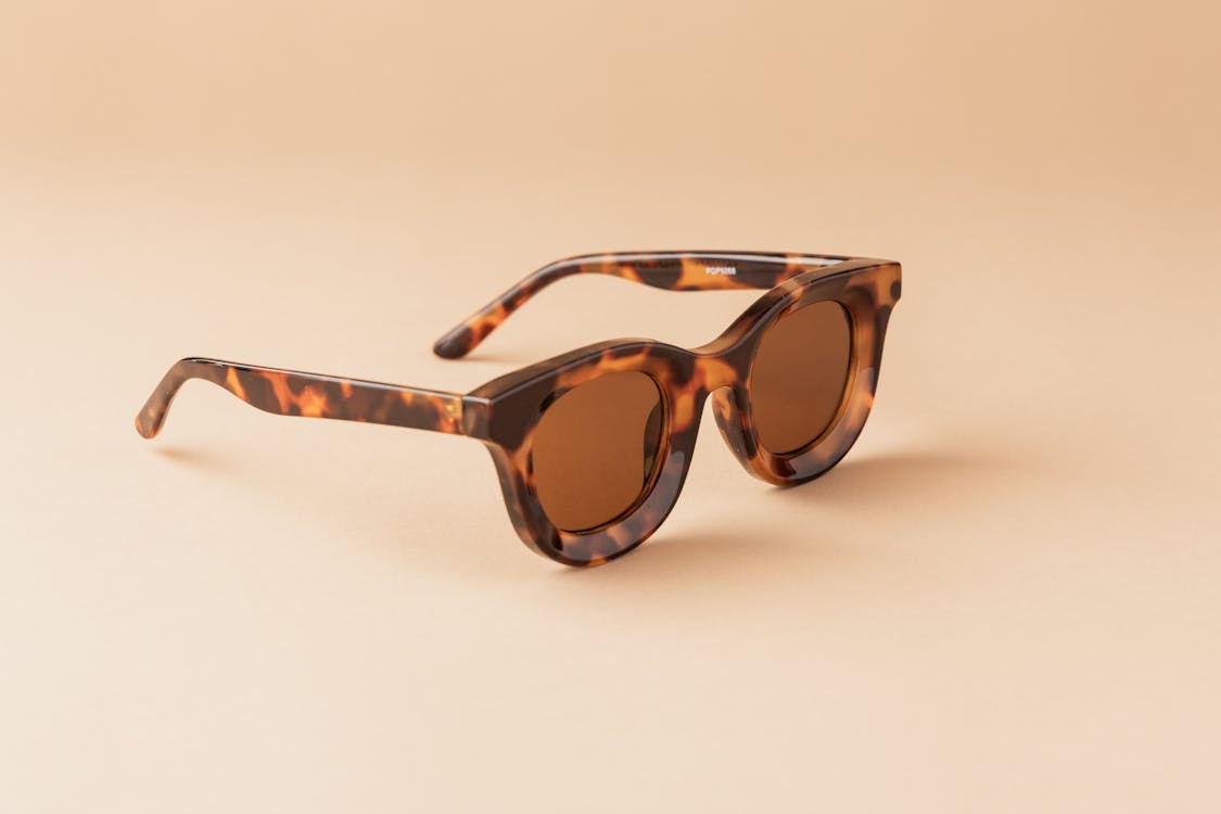 Dos pares de gafas de sol diferentes