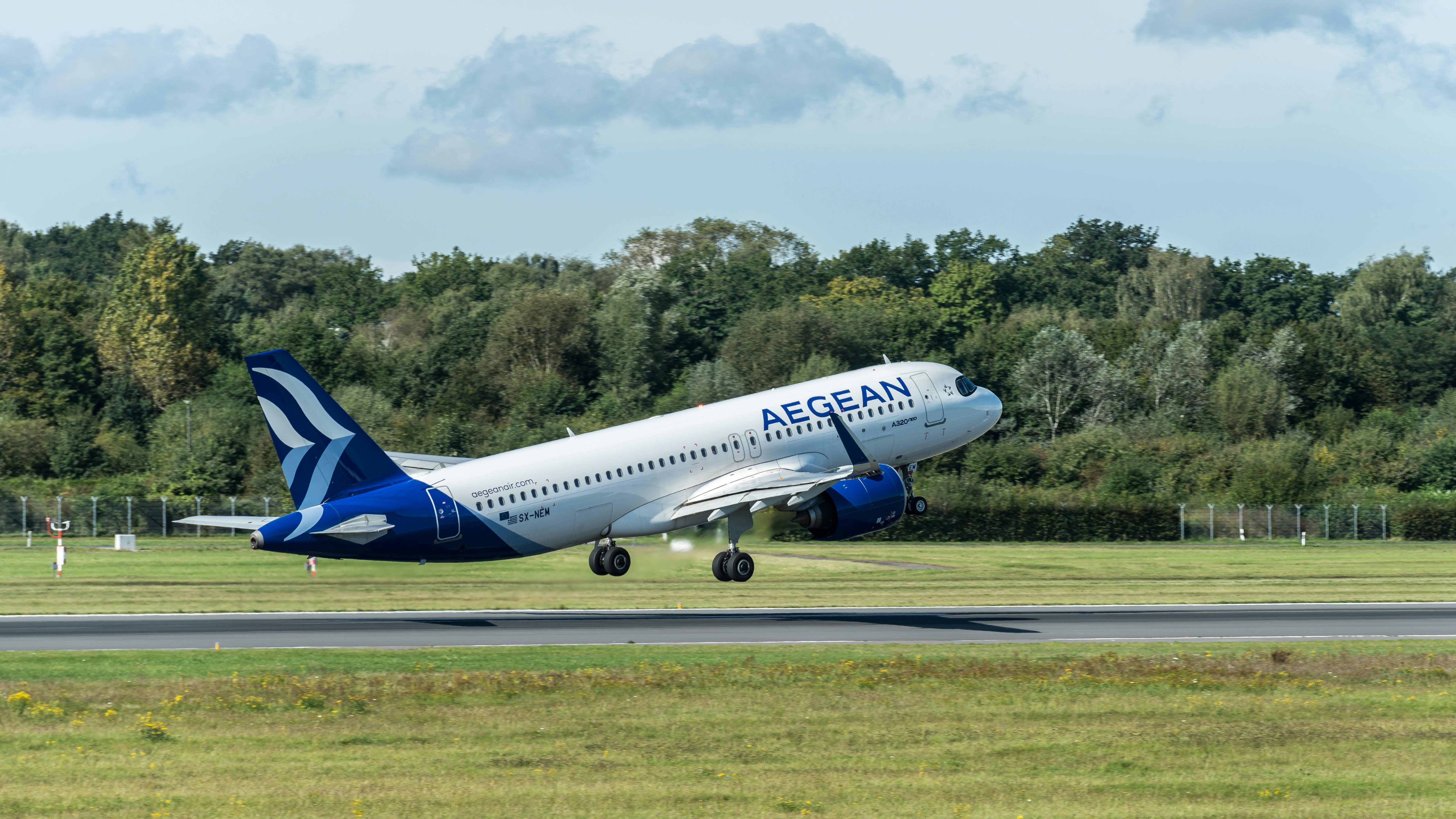 aegean airlines airbus a320 takeoff in hamburg