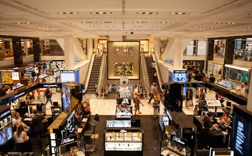 бесплатная Люди внутри торгового центра Стоковое фото