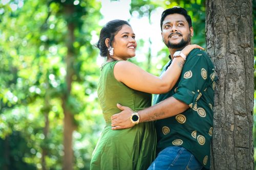 Free A joyful couple embraces under a tree in the greenery of Santiniketan, West Bengal. Stock Photo