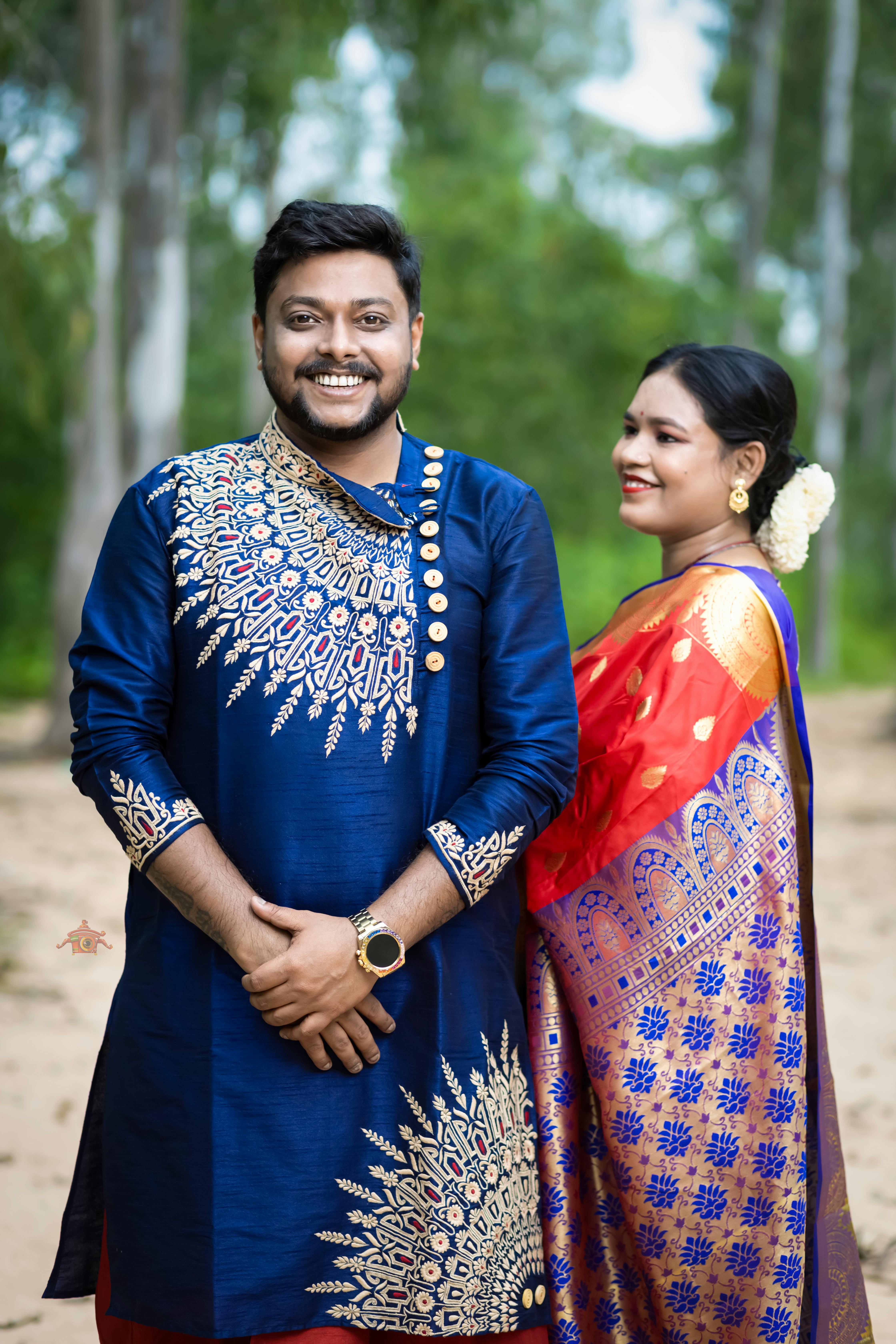 santiniketan-couple-in-traditional-bengali-attire-free-stock-photo