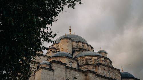 Free A majestic Ottoman-era mosque with domes and cloudy sky, showcasing historic architecture. Stock Photo