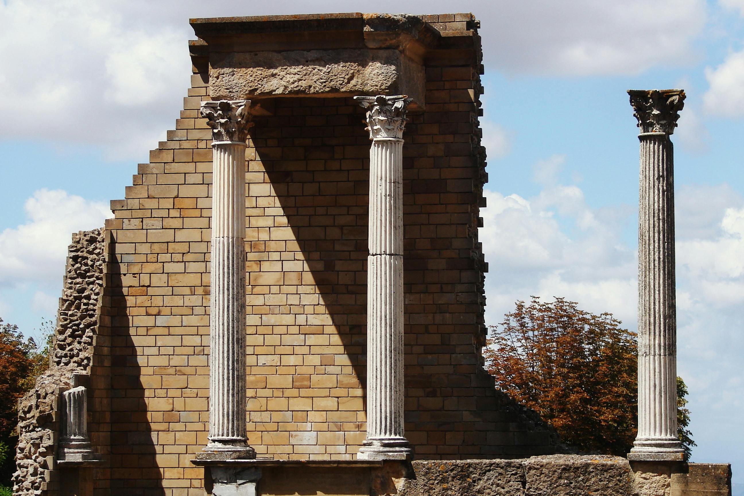grátis Explore as ruínas do antigo teatro romano em Volterra, que exibem arquitetura e colunas históricas. Foto profissional