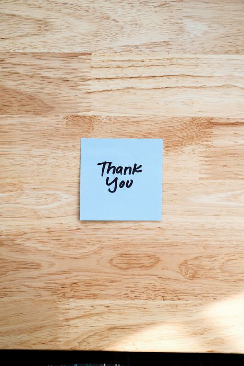 Rukom ispisana poruka 'Thank You' na drvenom stolu