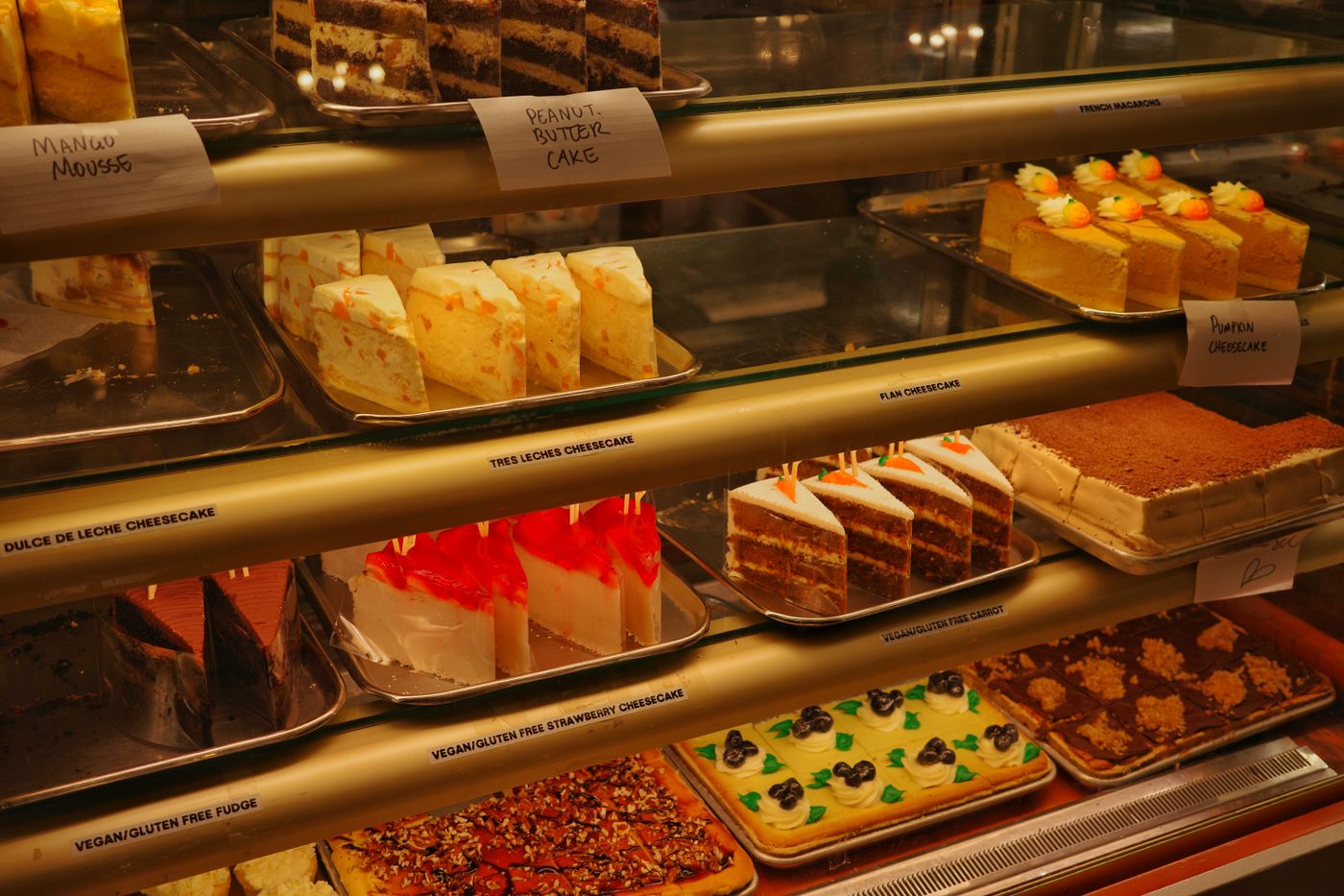 Variedad de pasteles y cheesecakes