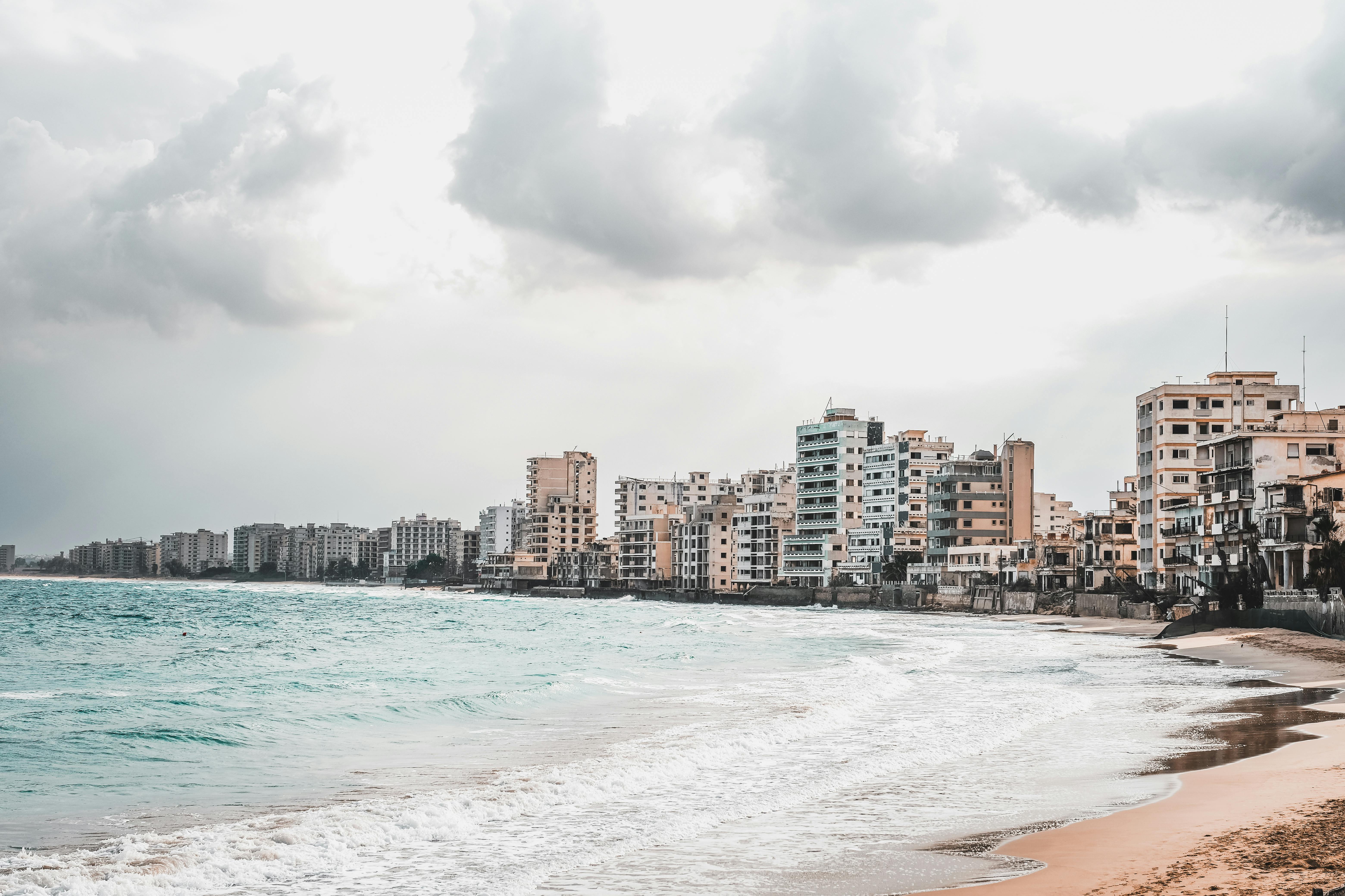 Dramatyczny widok opuszczonych budynkow wzdluz wybrzeza w Famaguście na Cyprze