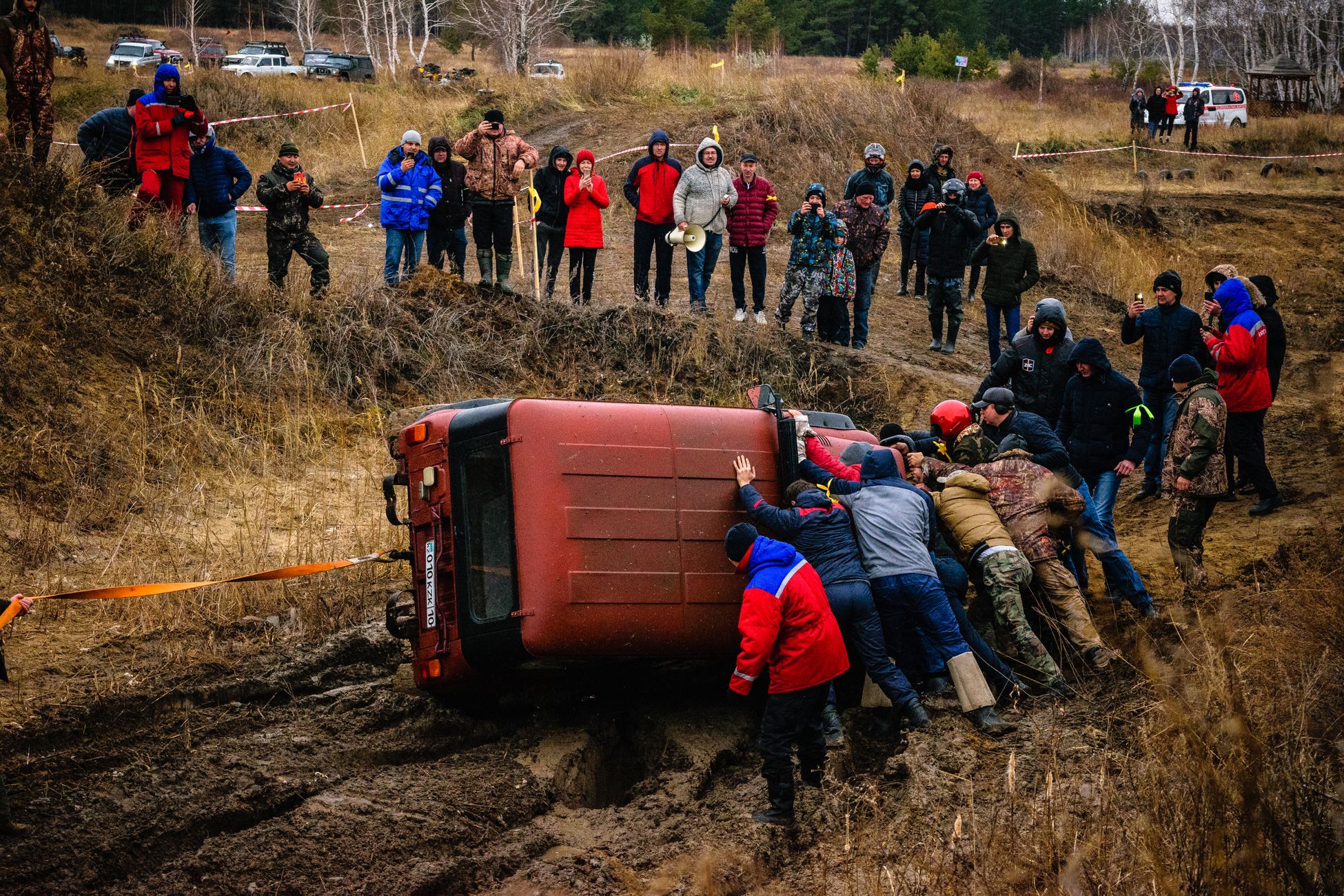 Auto vermorzeld onder tractor, bestuurder bekneld