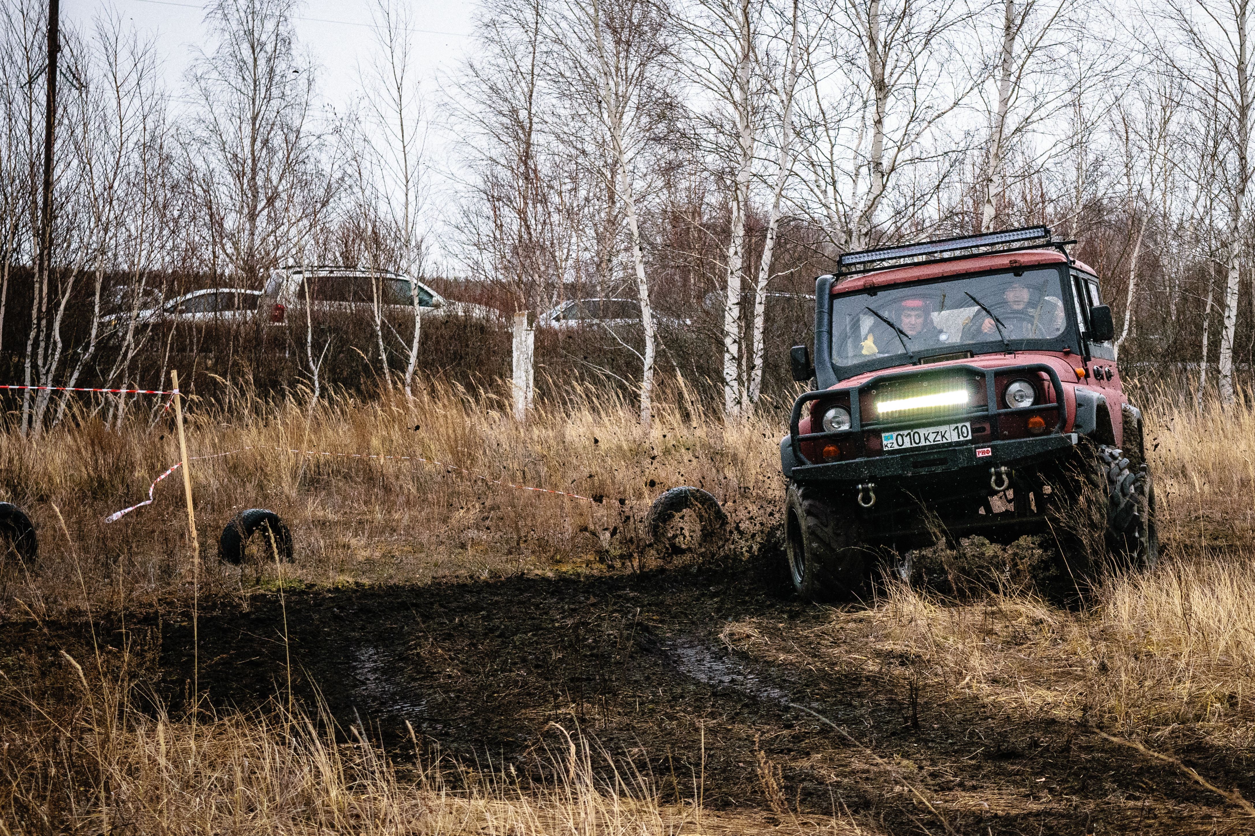 gratis Een spannend 4x4-terreinvoertuig trotseert ruig terrein in Kazachstan. Stockfoto