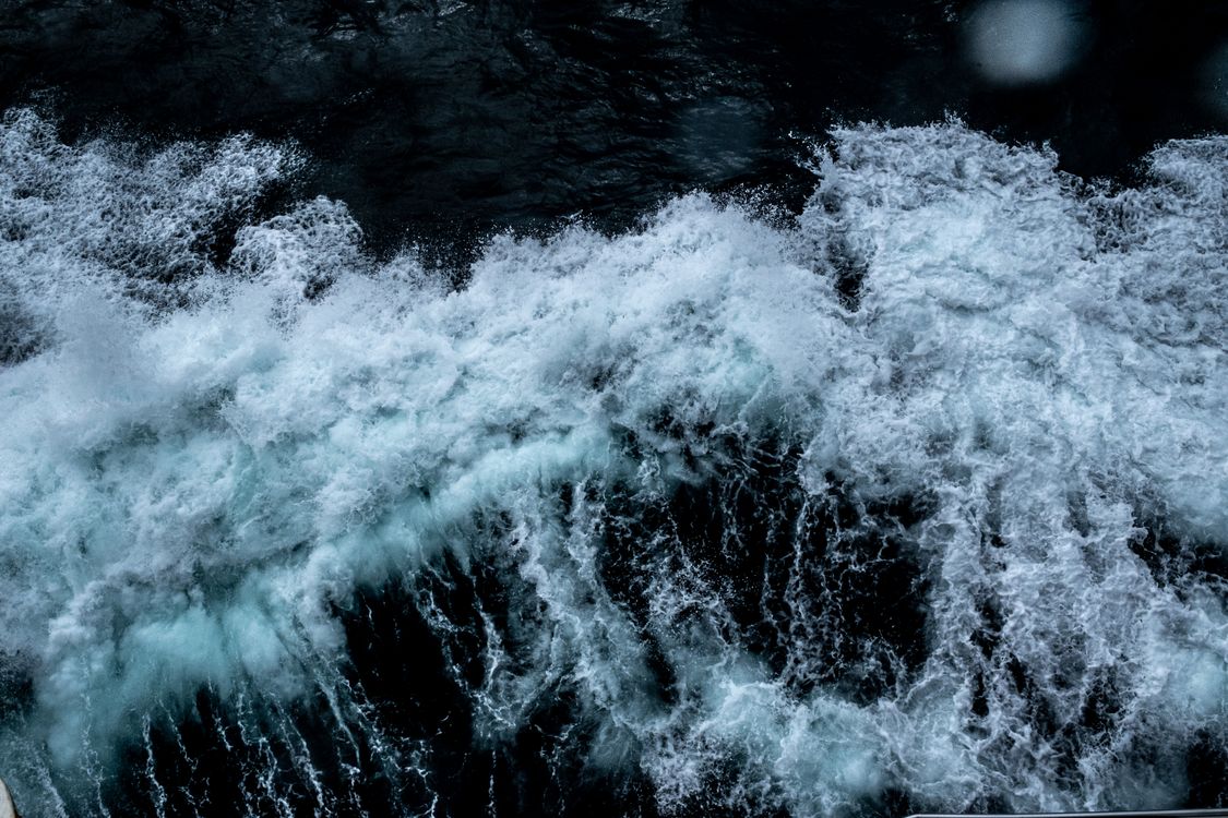 Dynamic Ocean Waves in Dramatic Motion · Free Stock Photo