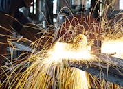 在繁忙的车间里，焊接火花四溅，展现出精湛的工艺