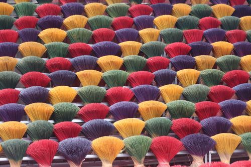 Free A vibrant display of colorful incense sticks arranged in a neat pattern, highlighting diverse hues. Stock Photo