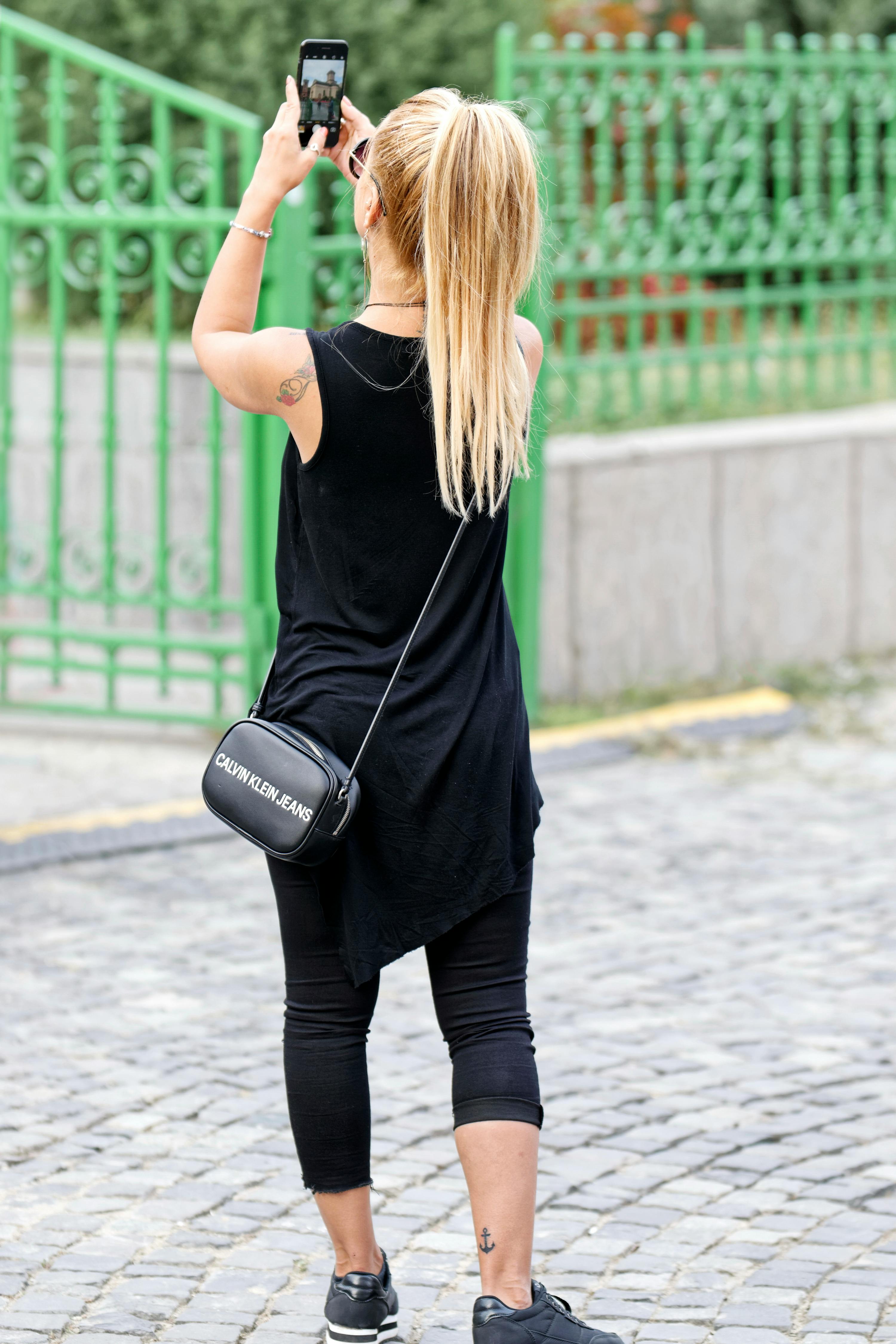 Woman holding a smartphone. | Photo: Pexels