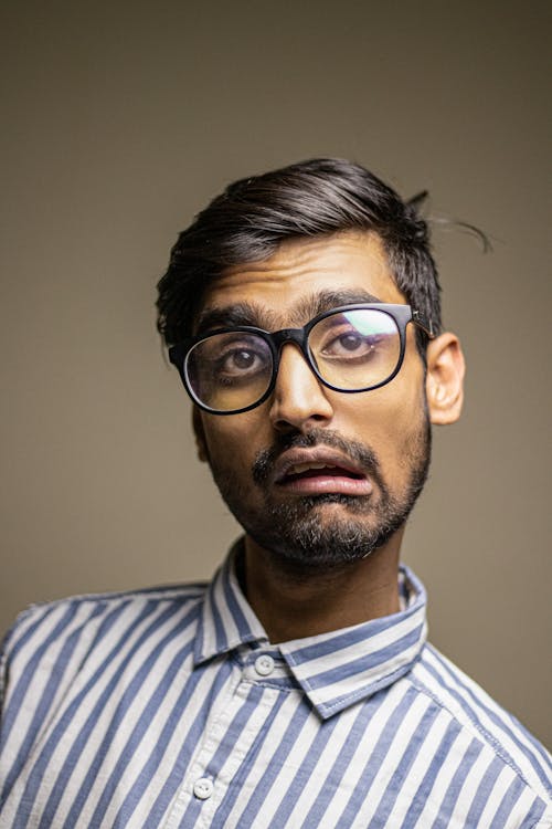 Hombre Vestido Con Anteojos De Montura Negra