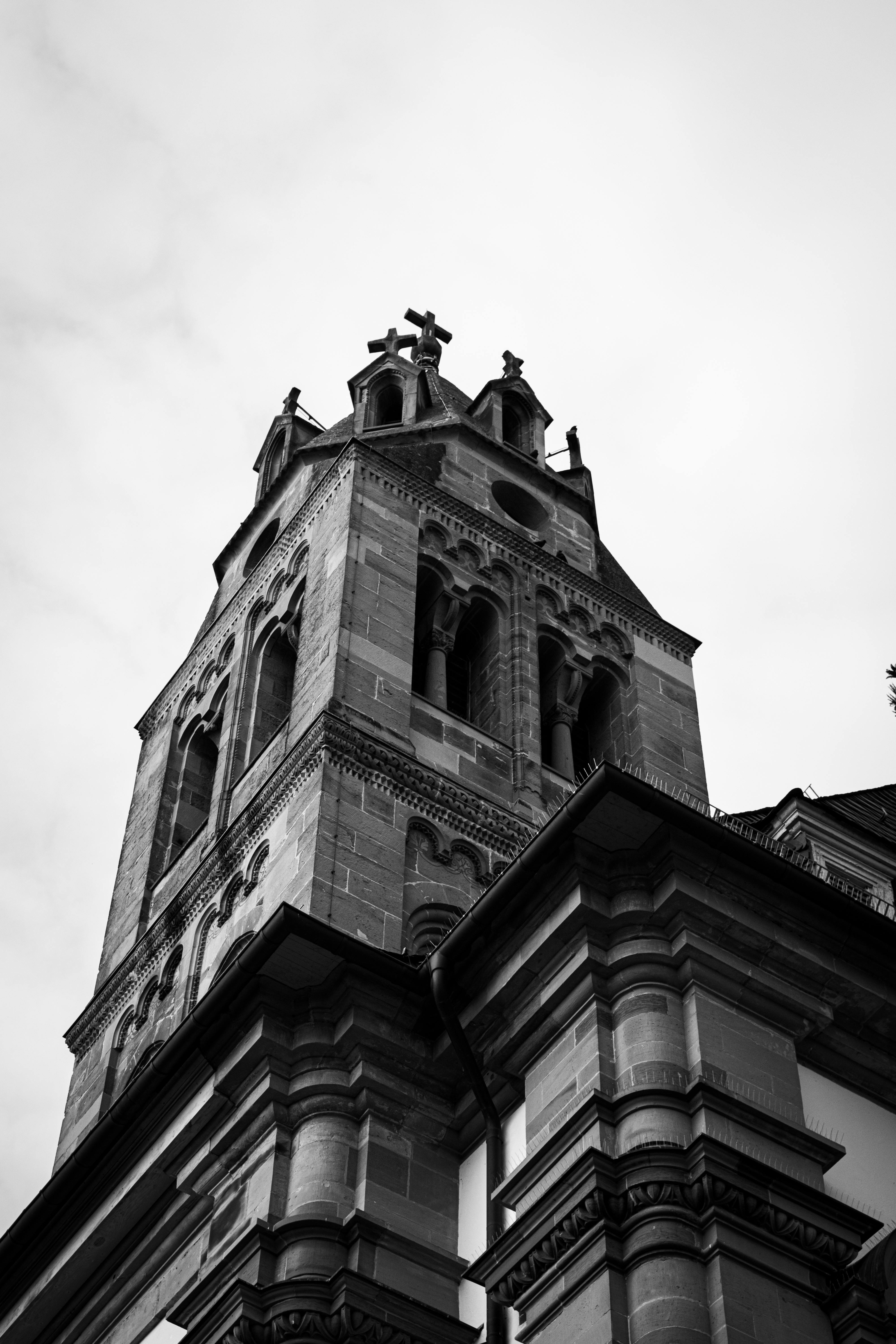 Gratuit Photo en noir et blanc d'un clocher d'église baroque à Schwäbisch Hall, en Allemagne. Photos