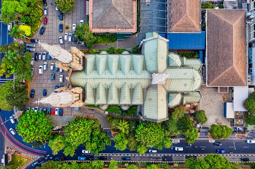 从空中俯瞰，雅加达大教堂被郁郁葱葱的绿化和城市景观环绕，景色令人惊叹