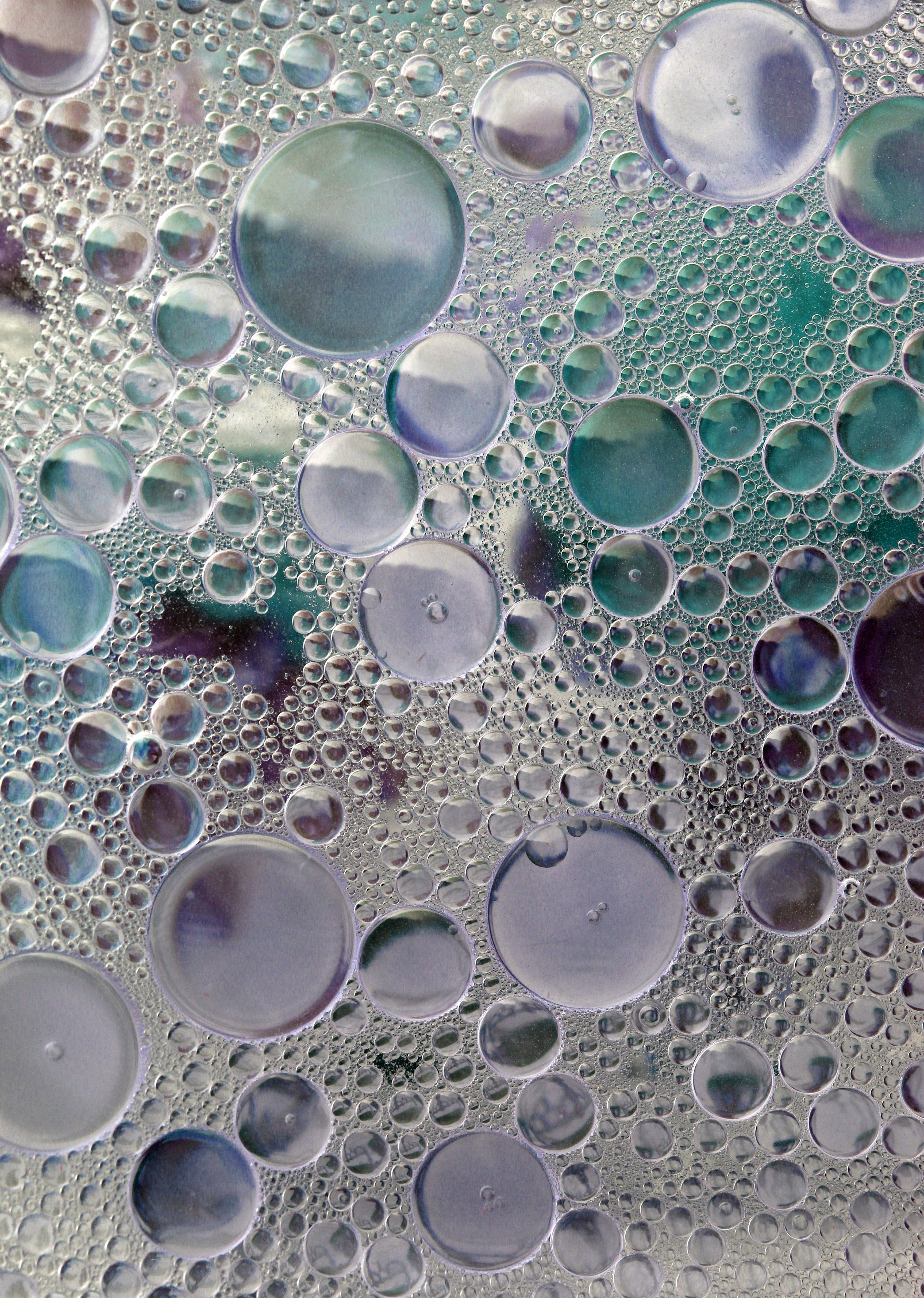 Free Colorful abstract image of oil and water bubbles creating a unique texture and pattern. Stock Photo