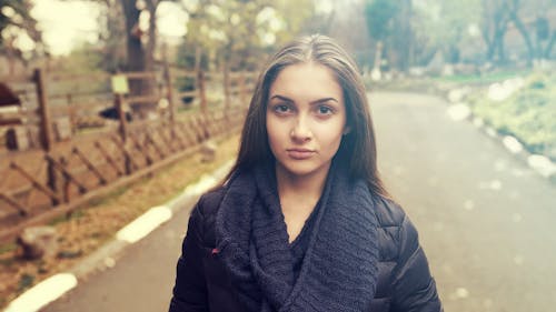 Frau, Die Schwarze Jacke Trägt