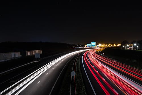Fotografia Di Lasso Di Tempo Di Autostrada Asfaltata Nelle Ore Notturne