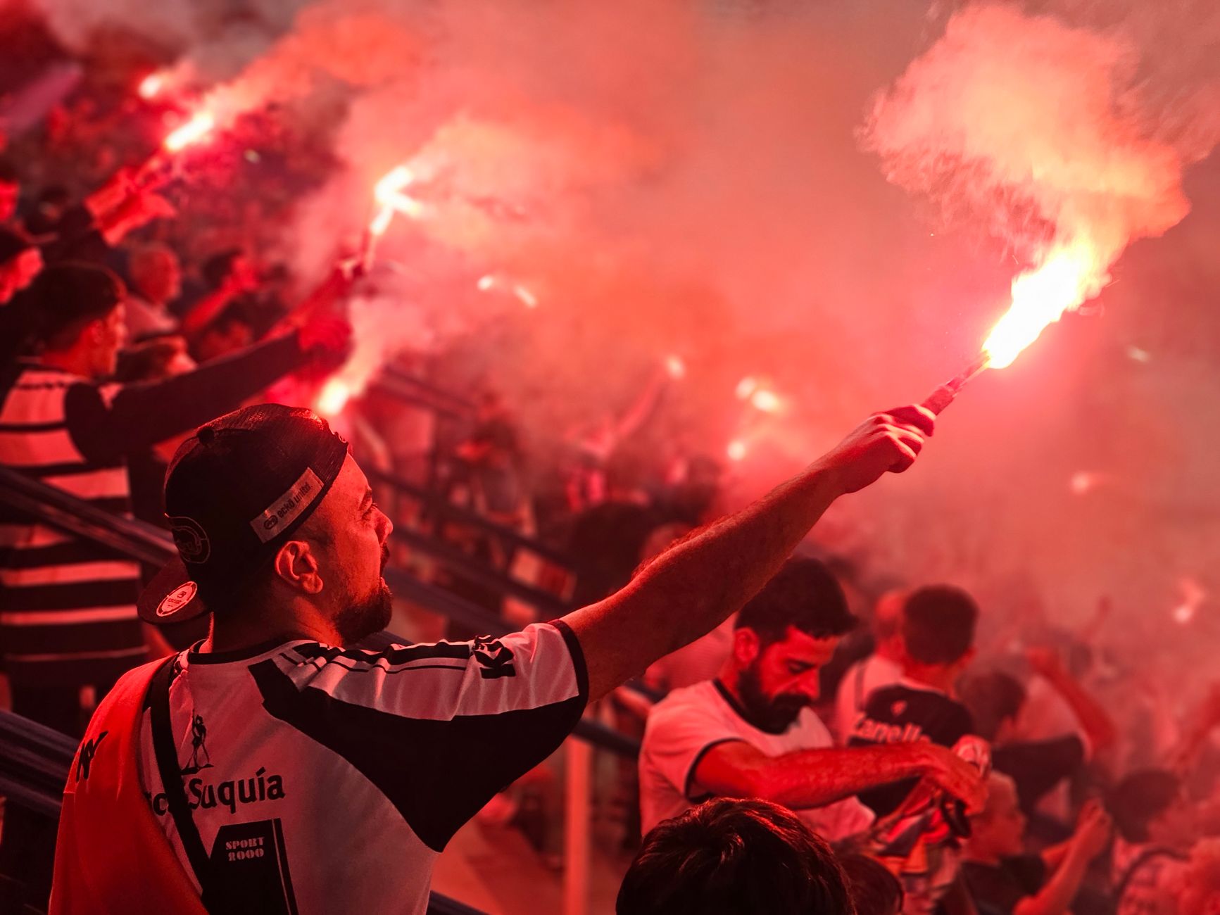 Futbol stadyumunda taraftarların yaktığı havai fişek