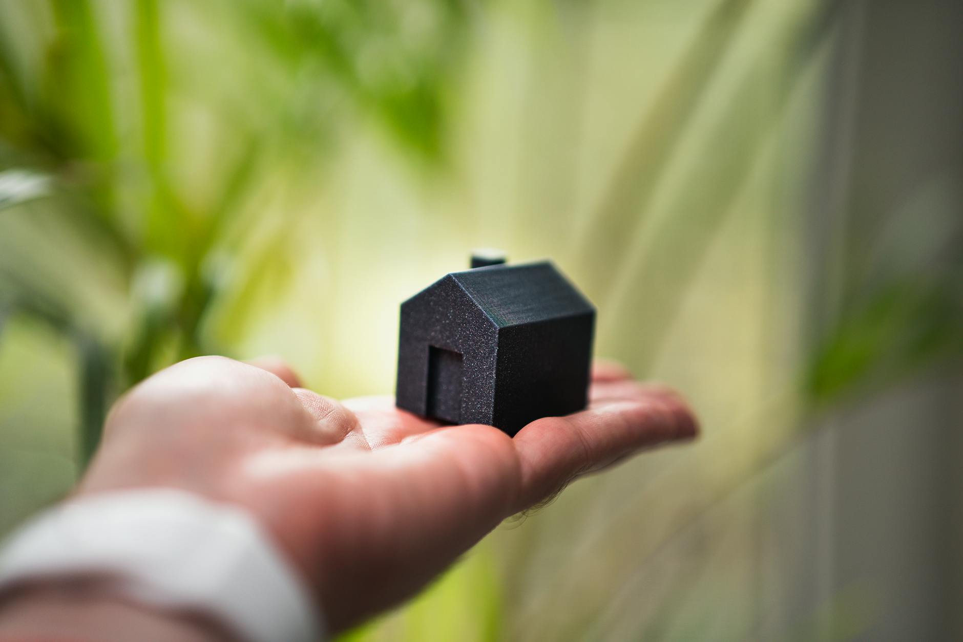 https://www.pexels.com/photo/miniature-house-model-in-open-hand-outdoors-29557687/