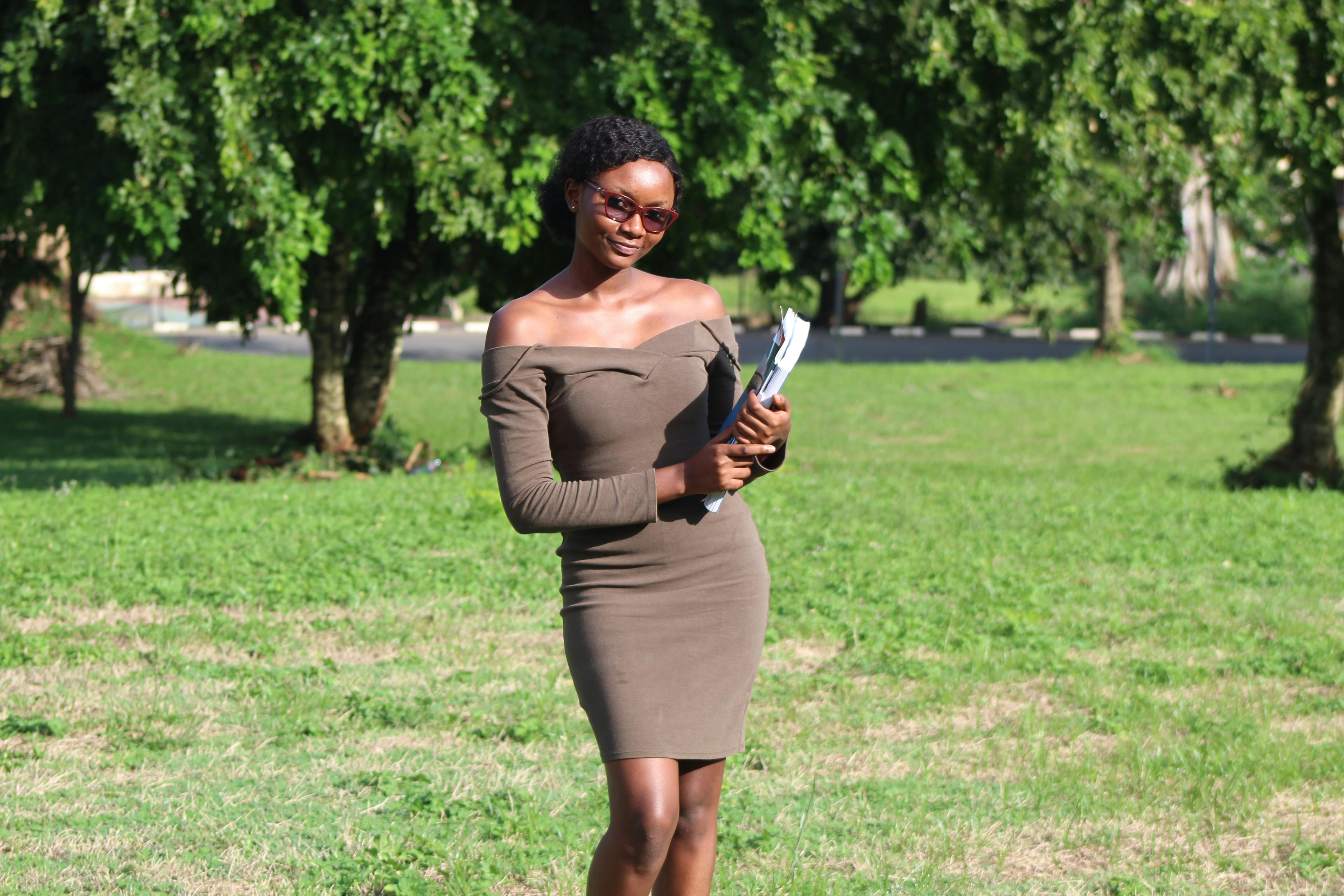 İspanya'da yüksek lisans eğitimi alarak kariyerine yön veren, modern bir kampüs veya şehir ortamında elinde kitaplarla gülümseyen genç bir öğrenci.