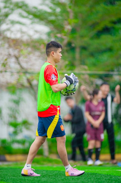 Free Young soccer player in action on a vibrant field in Hà Nội, Việt Nam. Stock Photo
