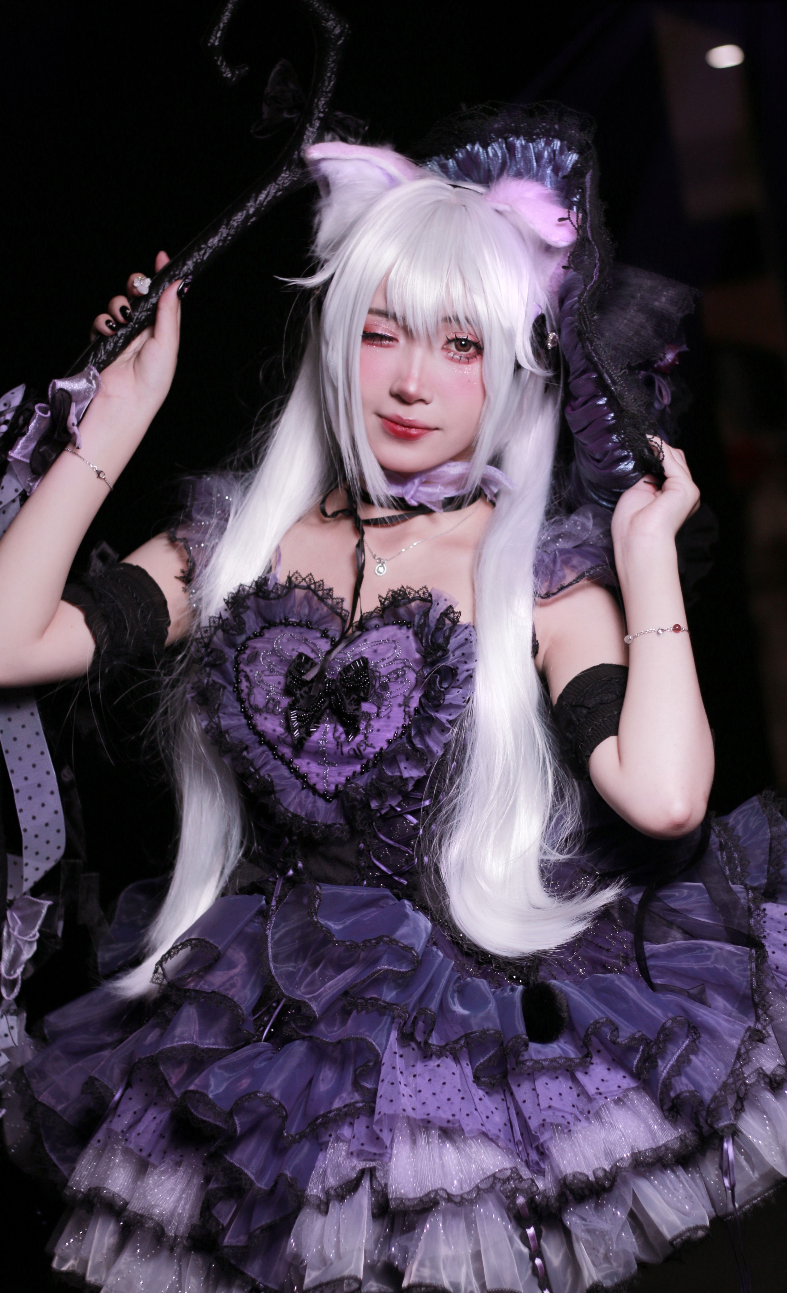 Cosplay Fantastique D'un Personnage Gothique Violet Et Noir · Photo