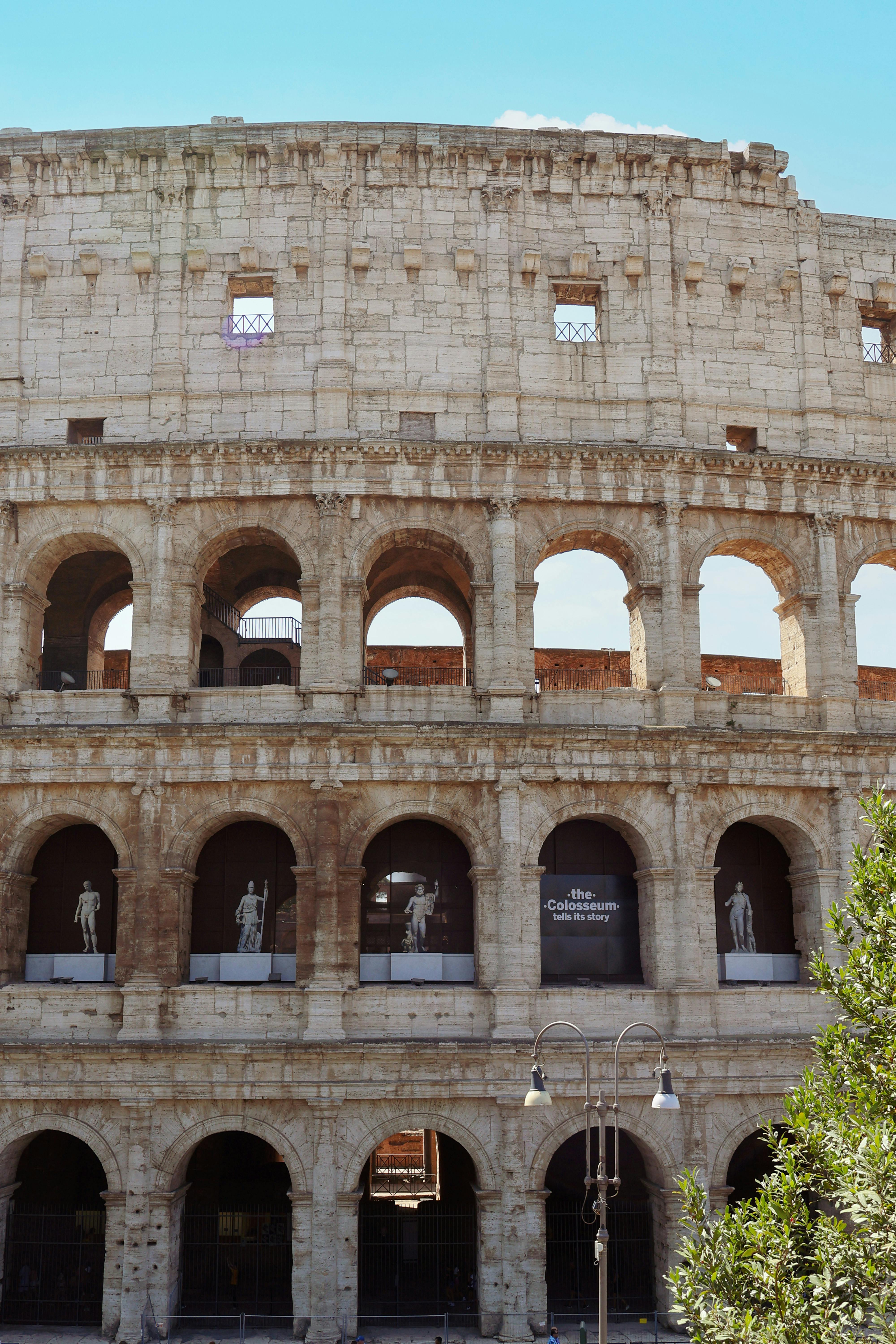 Ücretsiz Antik Roma mimarisini sergileyen Roma'daki Kolezyum'un muhteşem manzarası. Stok Fotoğraflar