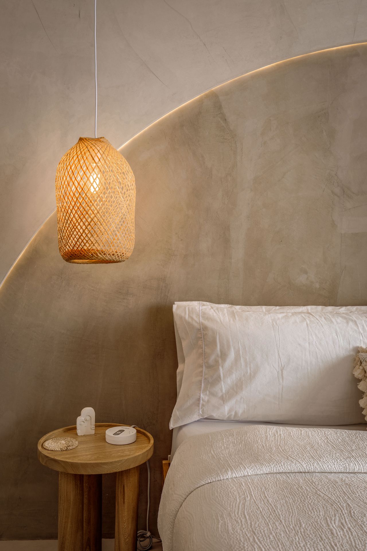 Interior kamar apartemen modern dengan pencahayaan hangat