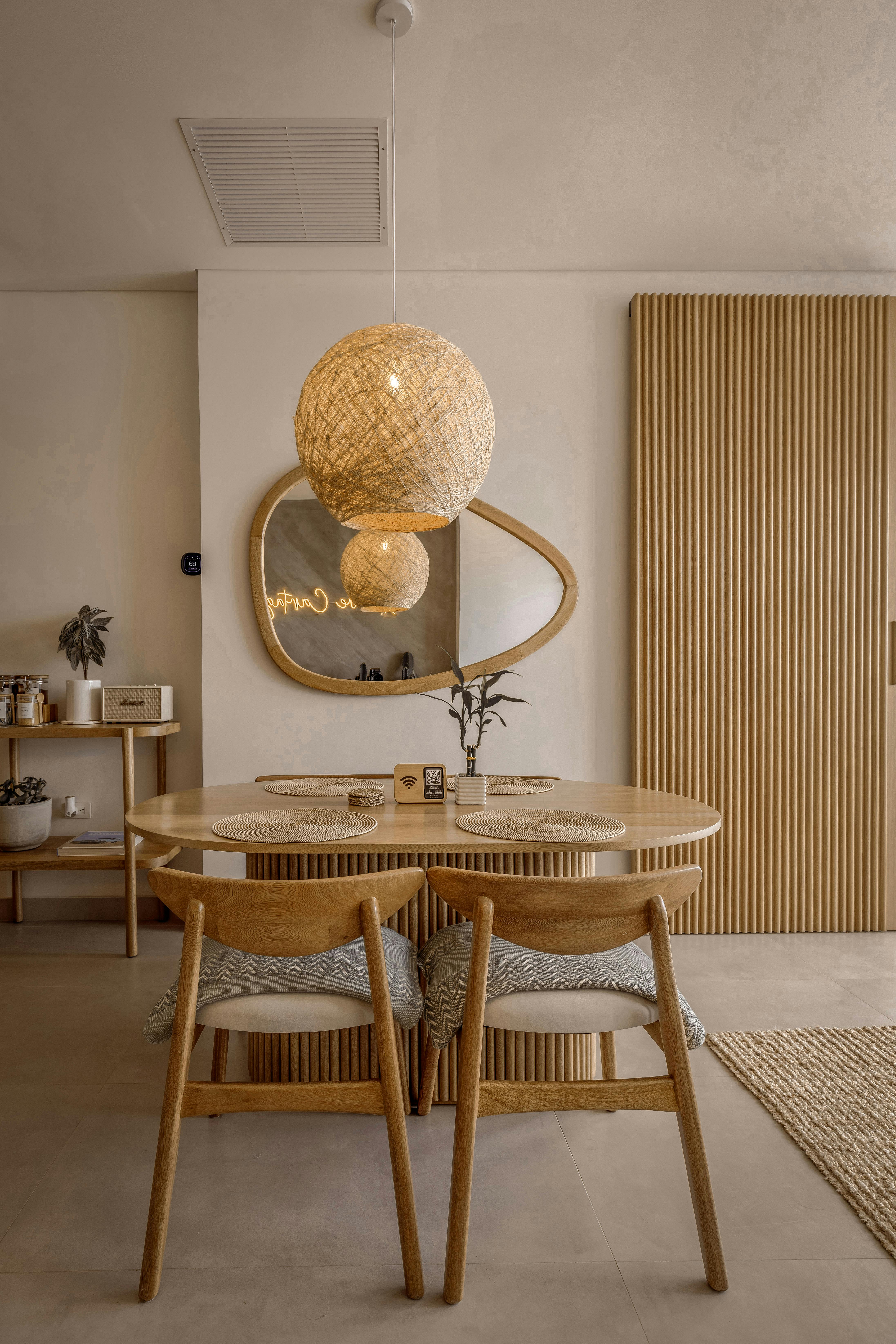 Gratis Acogedor espacio de comedor con muebles de madera natural y un ambiente de iluminación suave. Foto de stock