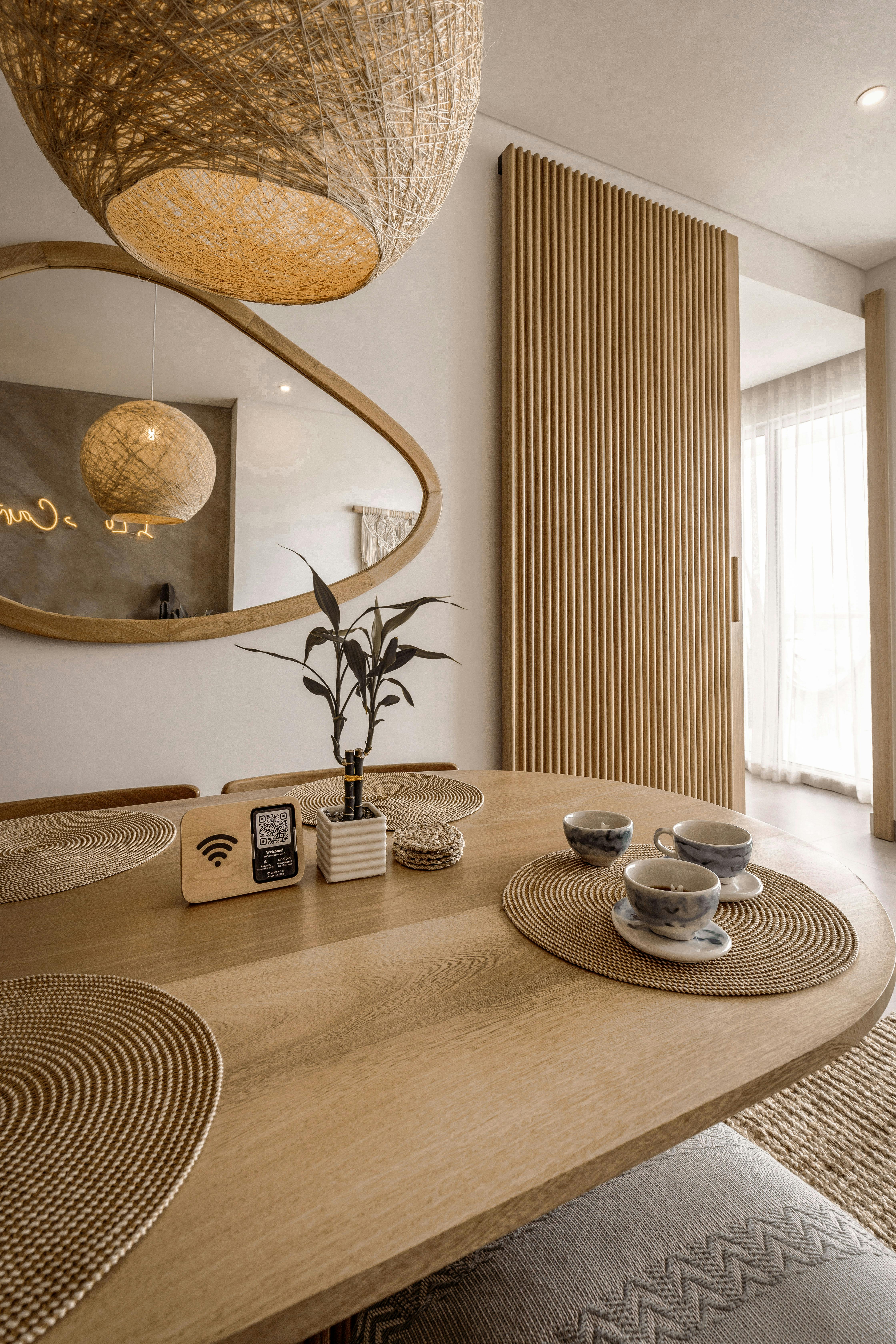 Gratis Elegante interior de comedor de inspiración escandinava con elementos de decoración modernos. Foto de stock