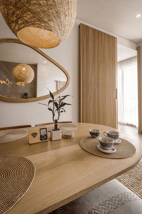 Gratis Elegante interior de comedor de inspiración escandinava con elementos de decoración modernos. Foto de stock