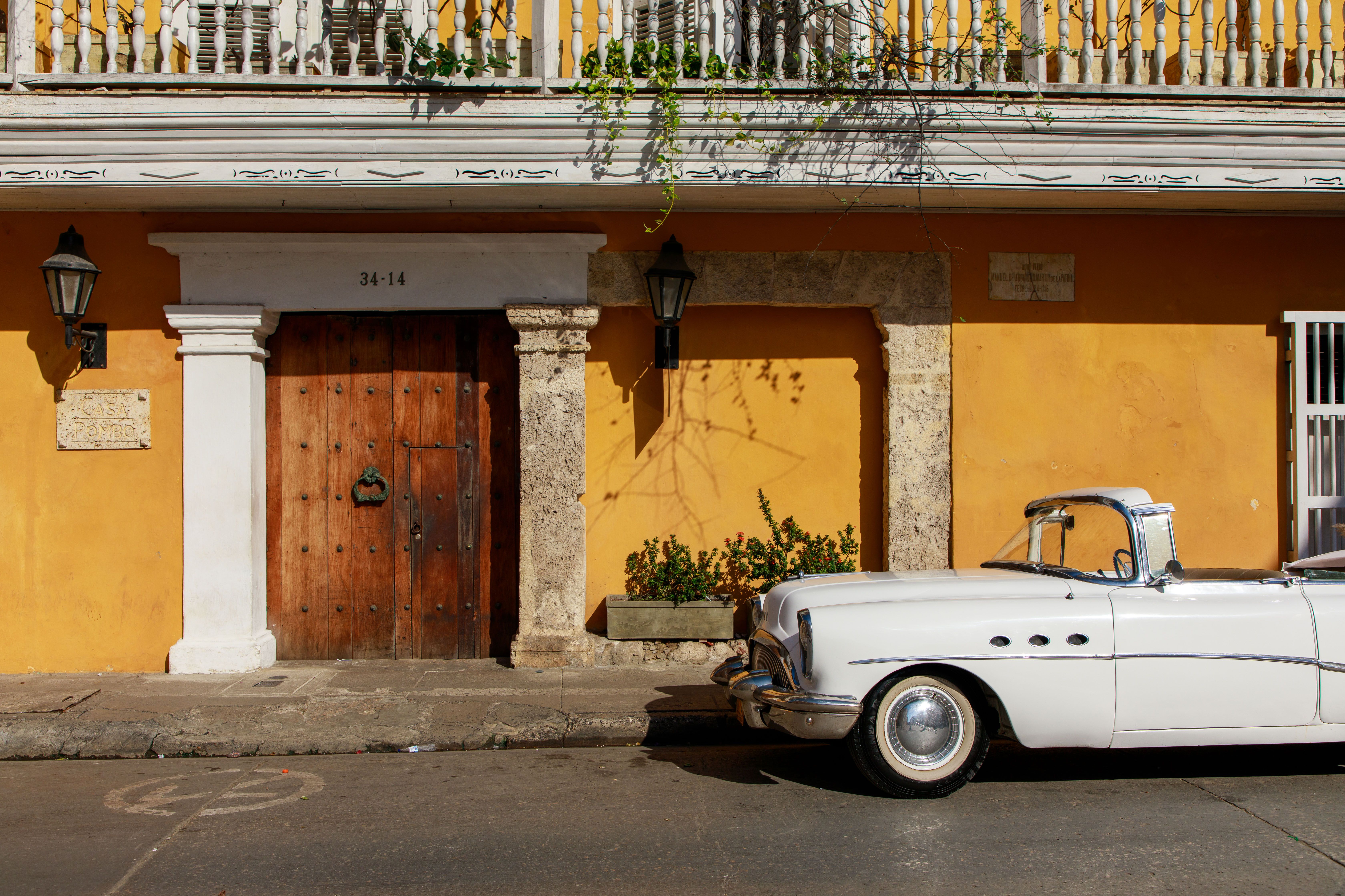 Viajera usando una eSIM para Colombia en las calles de Cartagena