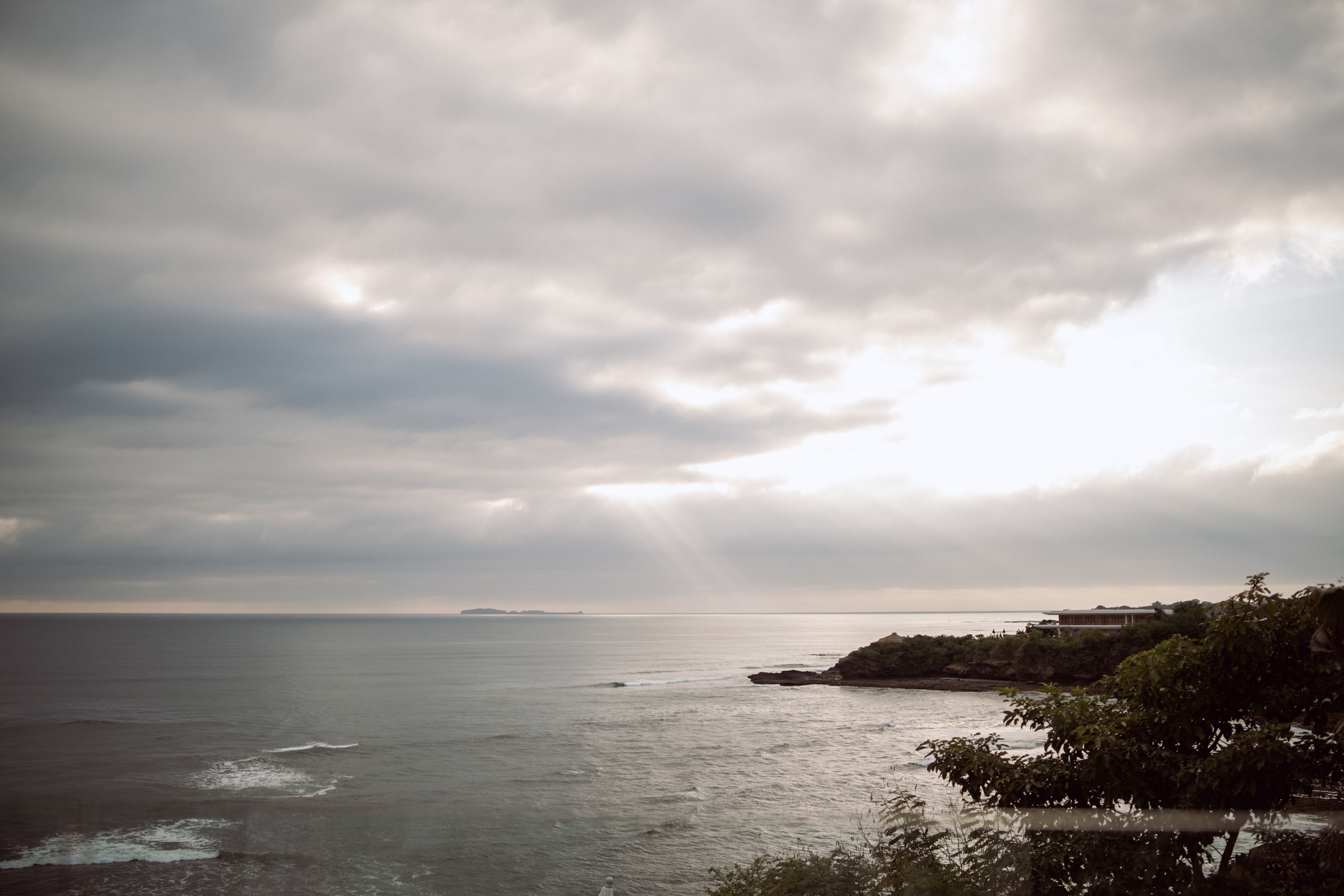 Coucher de soleil sur le Pacifique à Punta de Mita avec une île basse à l’horizon, point de départ d’une excursion aux îles Marietas