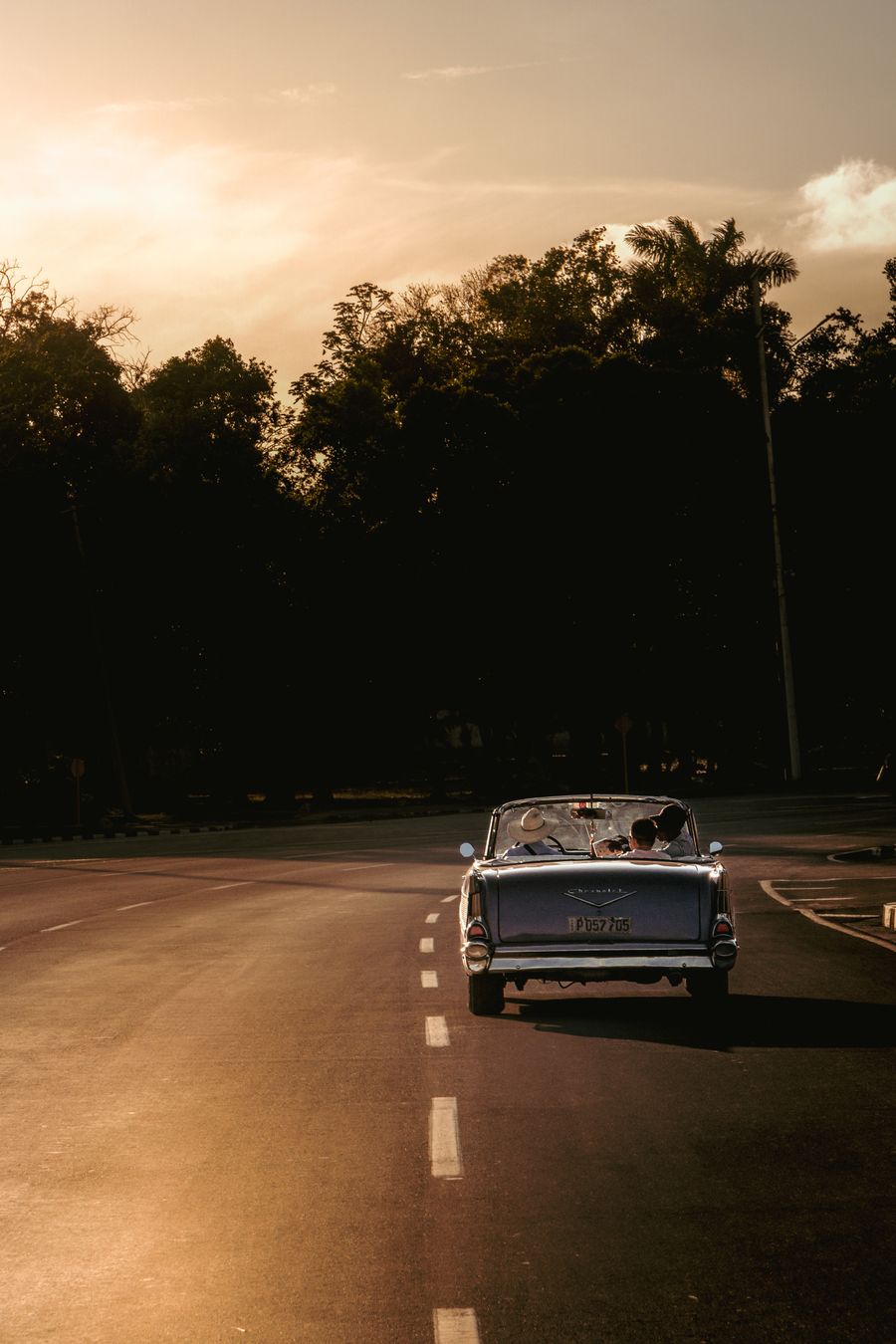 Convertible al atardecer