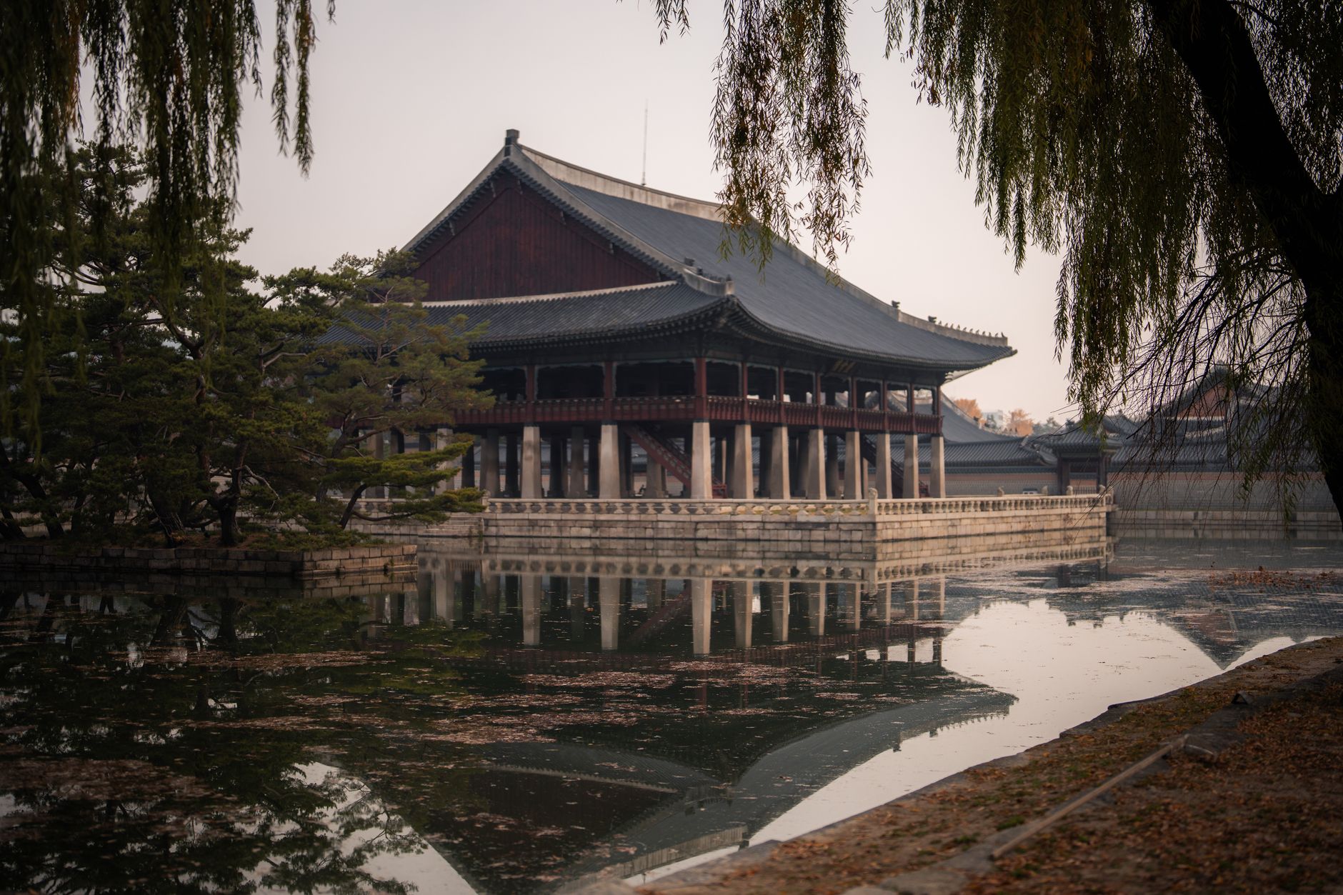 연못에 비친 경회루의 풍경 사진 1
